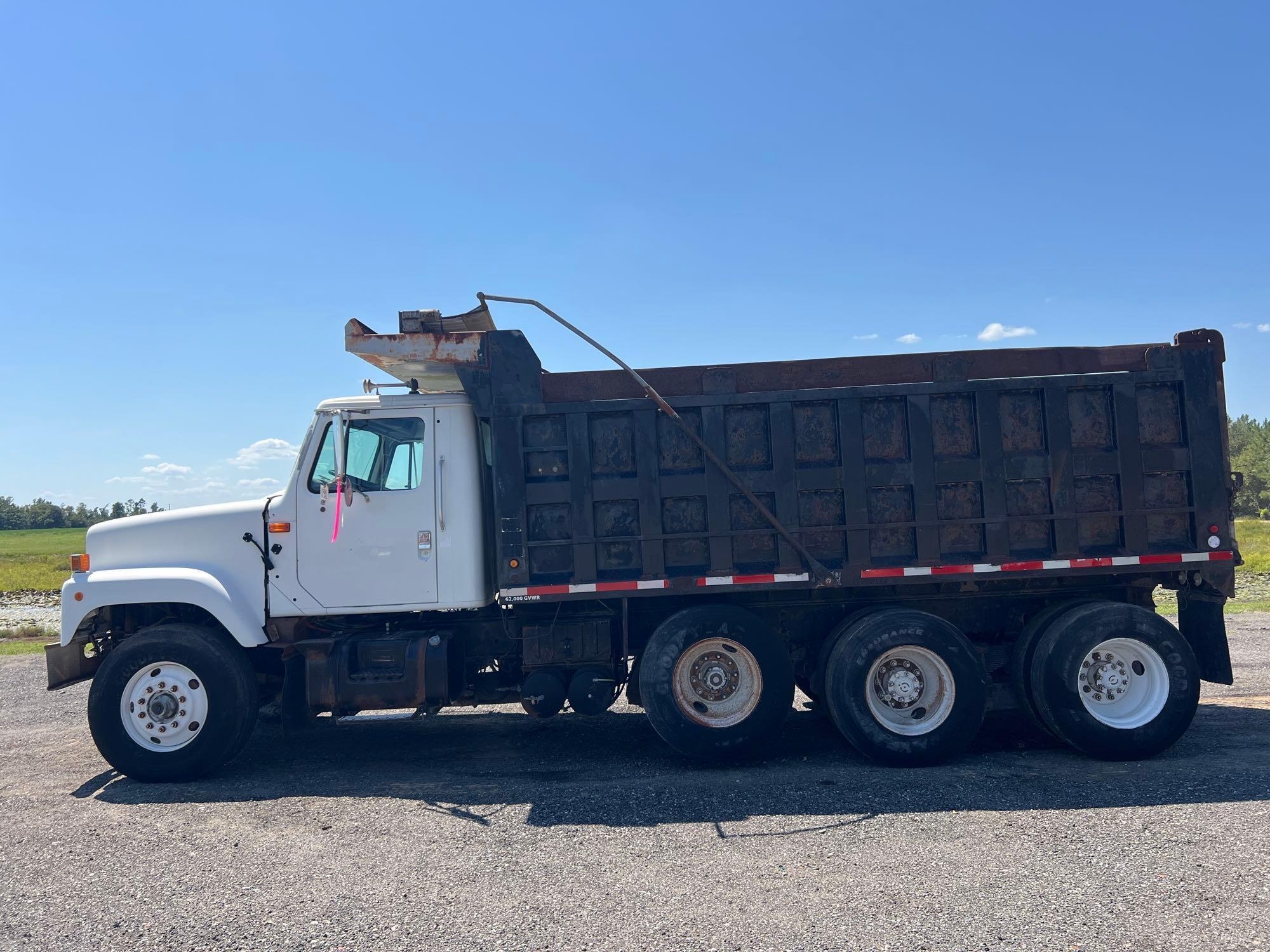 2001 INTERNATIONAL 2574 6X4 DUMP TRUCK (A51406)