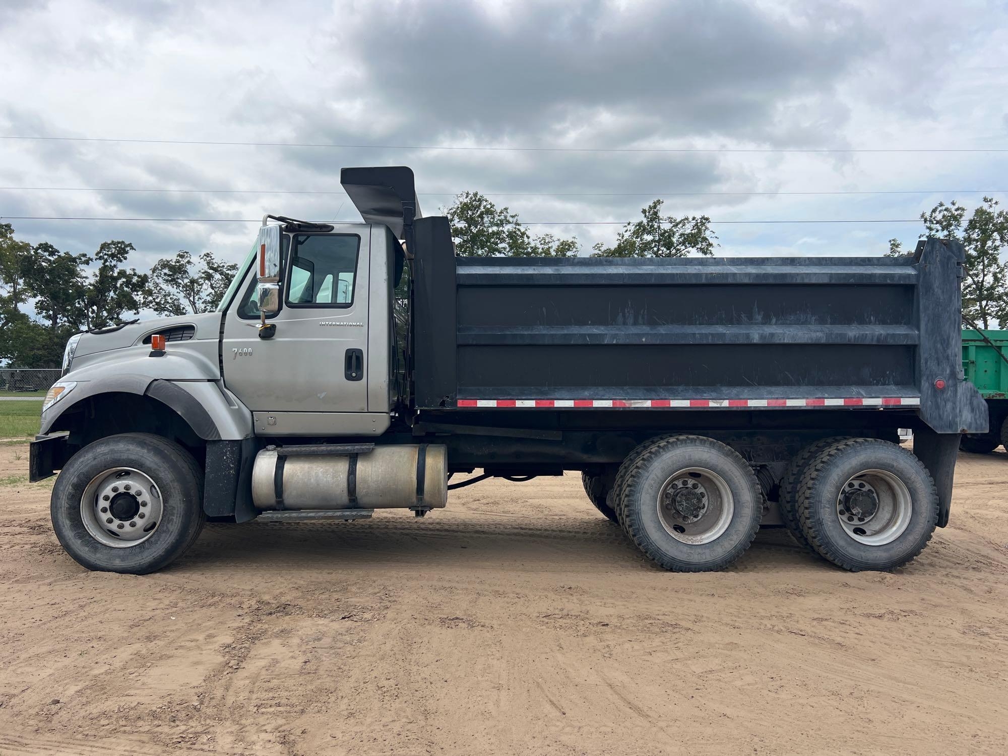 2003 INTERNATIONAL 7600 6X4 DUMP TRUCK (A51247)