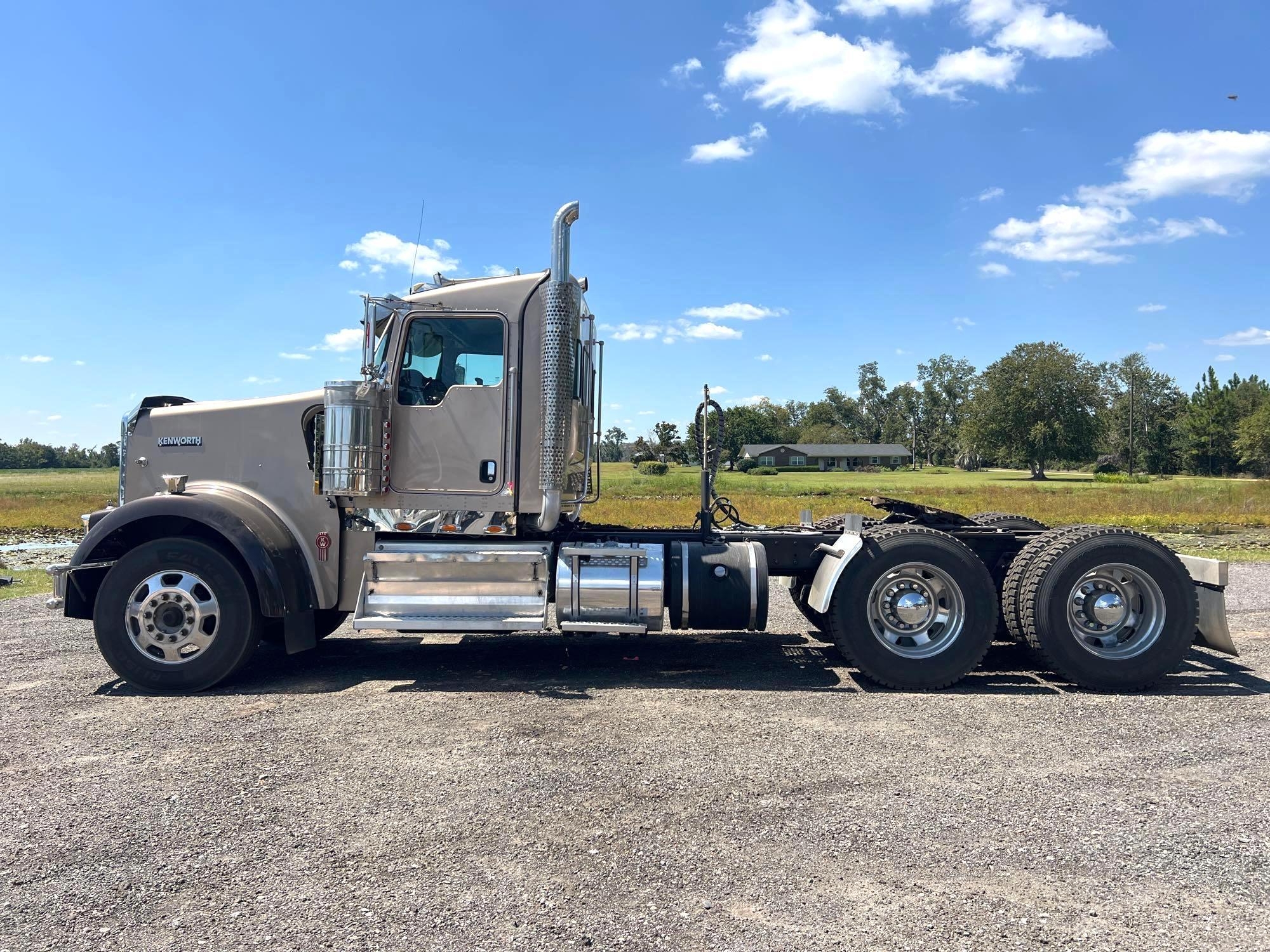 2016 KENWORTH W900 T/A DAY CAB ROAD TRACTOR (A51406)