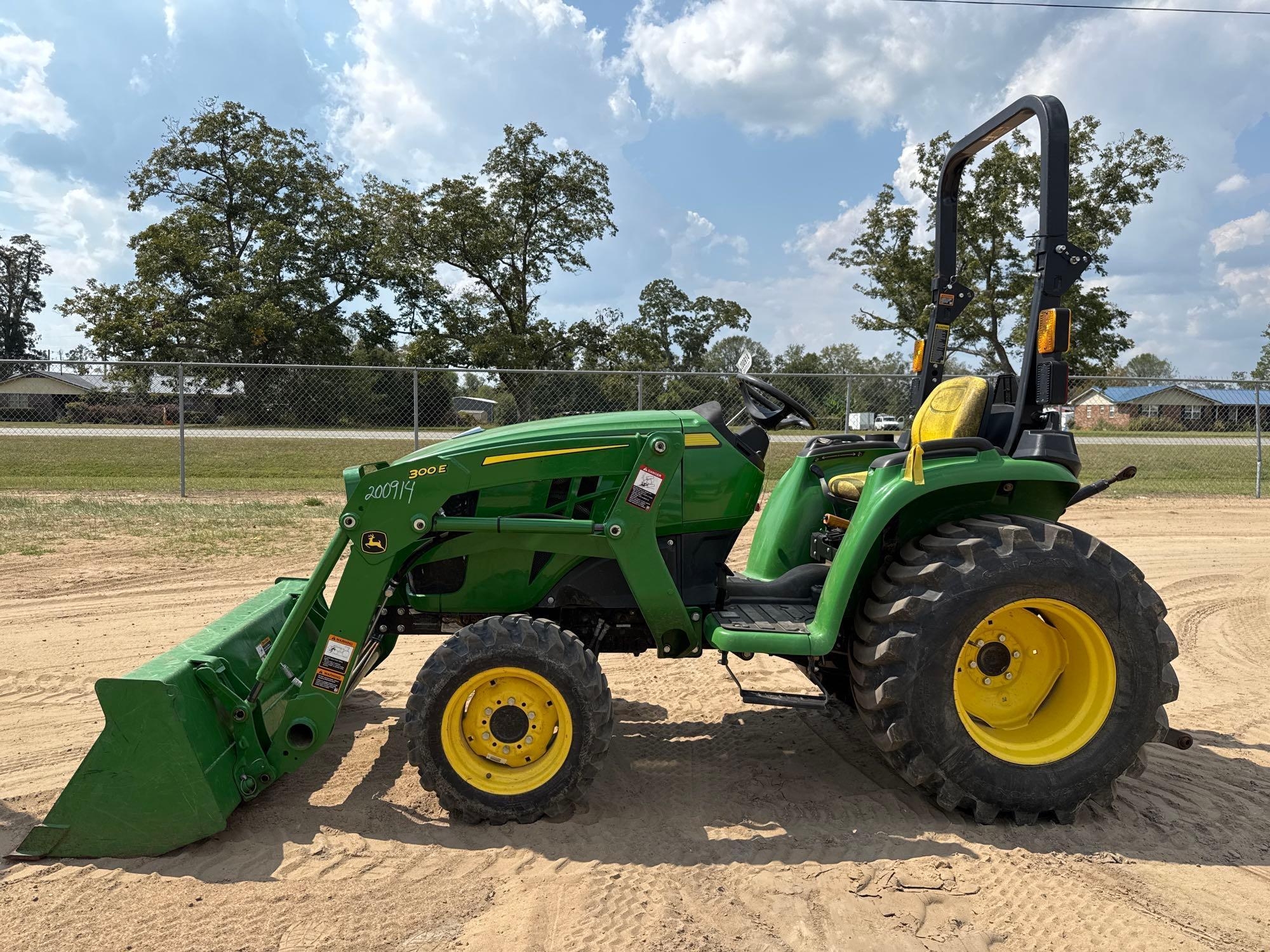 JOHN DEERE 3032E TRACTOR (A54756)