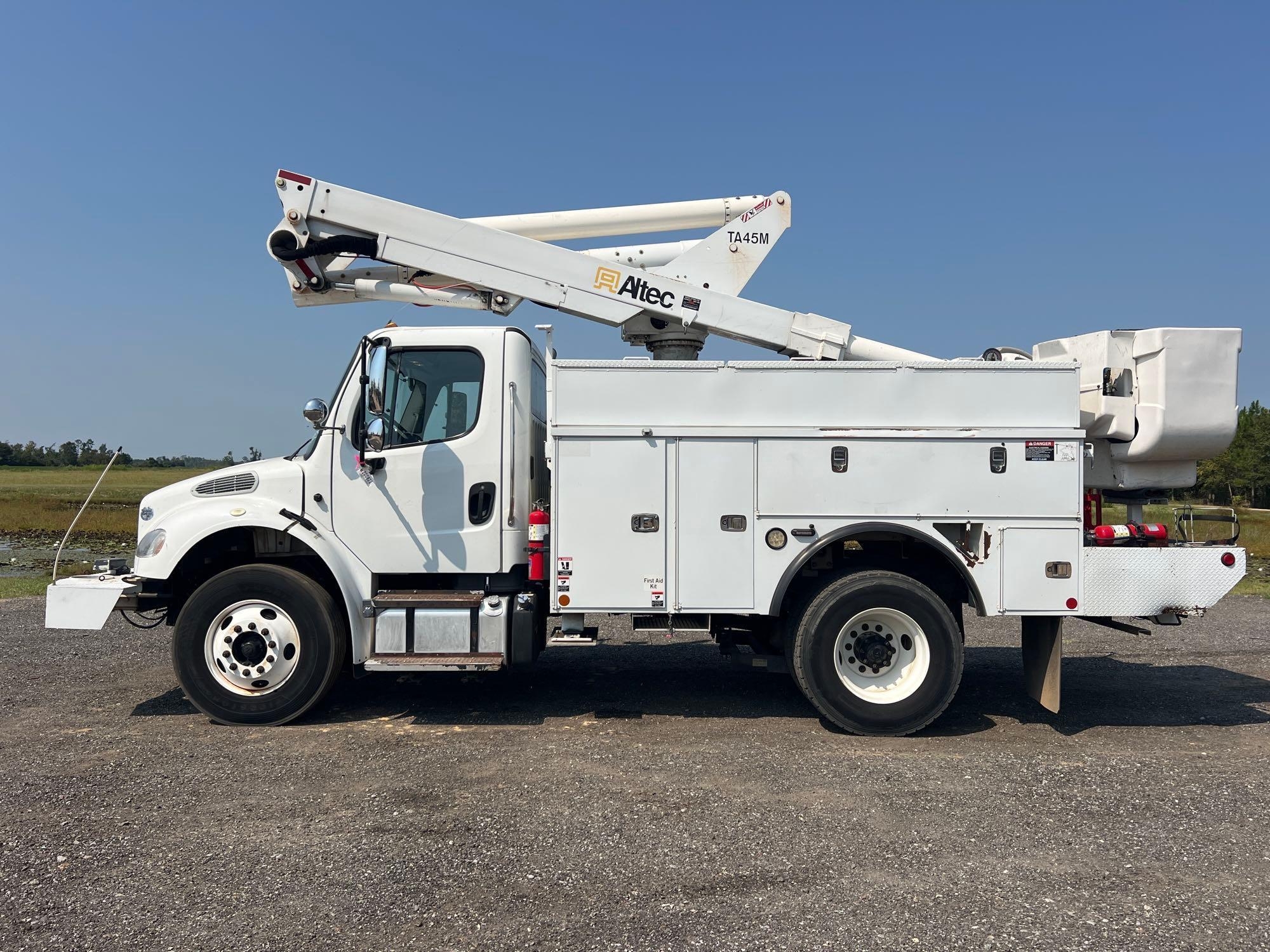 FREIGHTLINER BUCKET TRUCK (A51406)