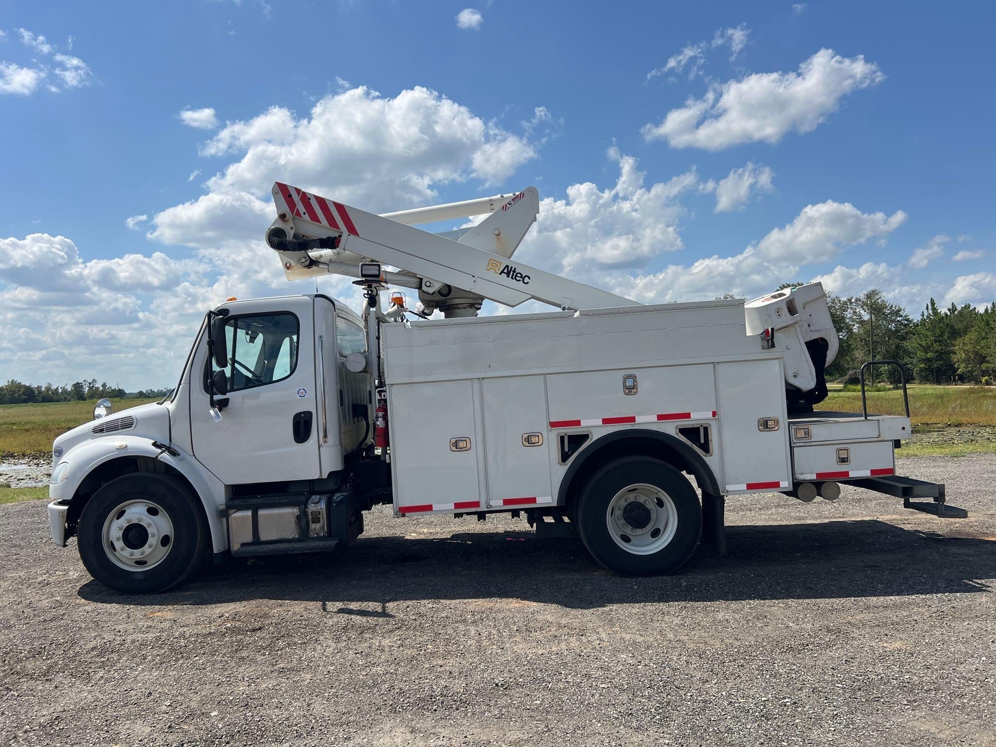 2017 FREIGHTLINER M2106 TELESCOPIC BUCKET TRUCK (A51406)