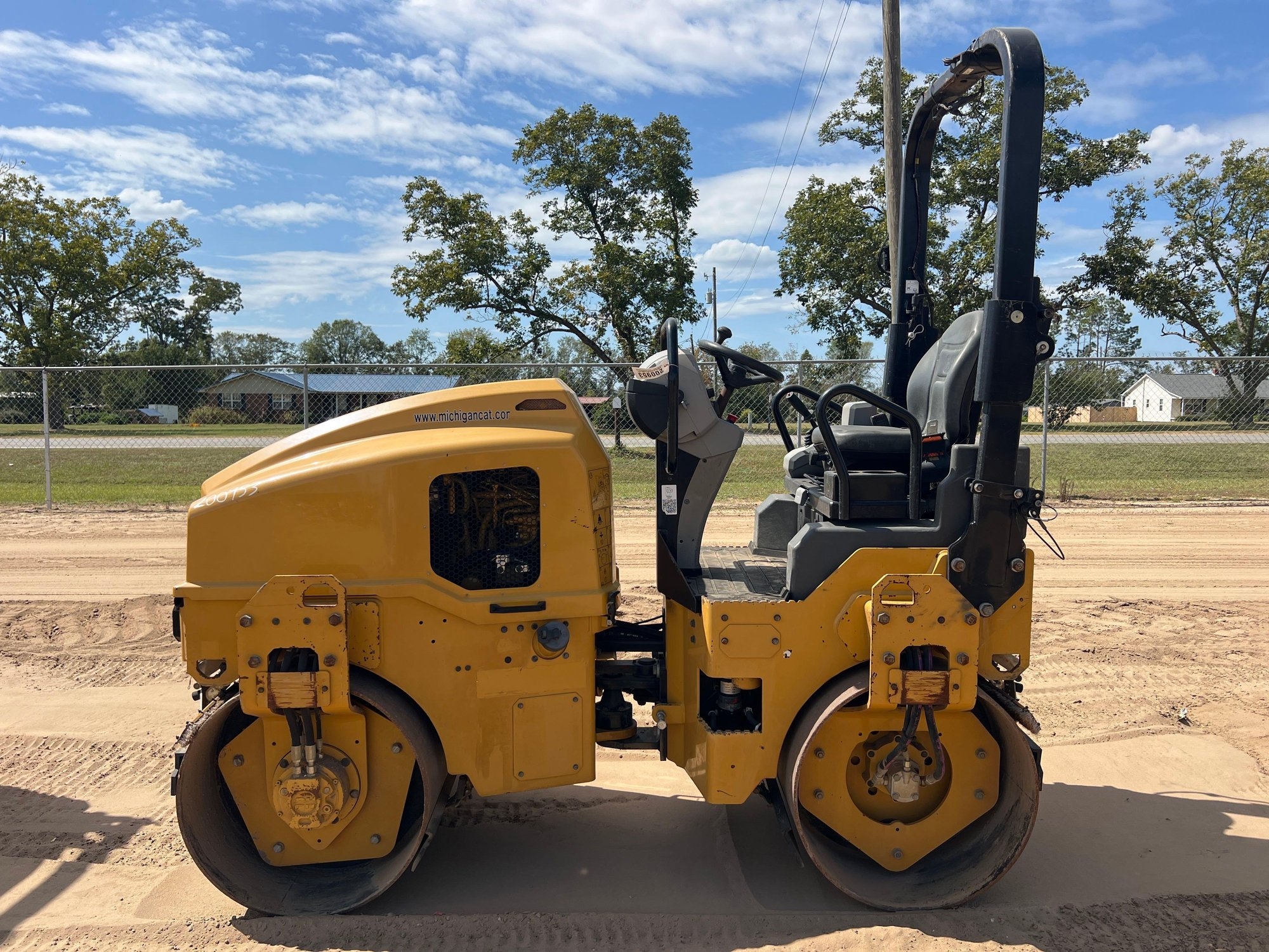2021 CATERPILLAR CB2.7 DBL DRUM TANDEM ROLLER (A52705)