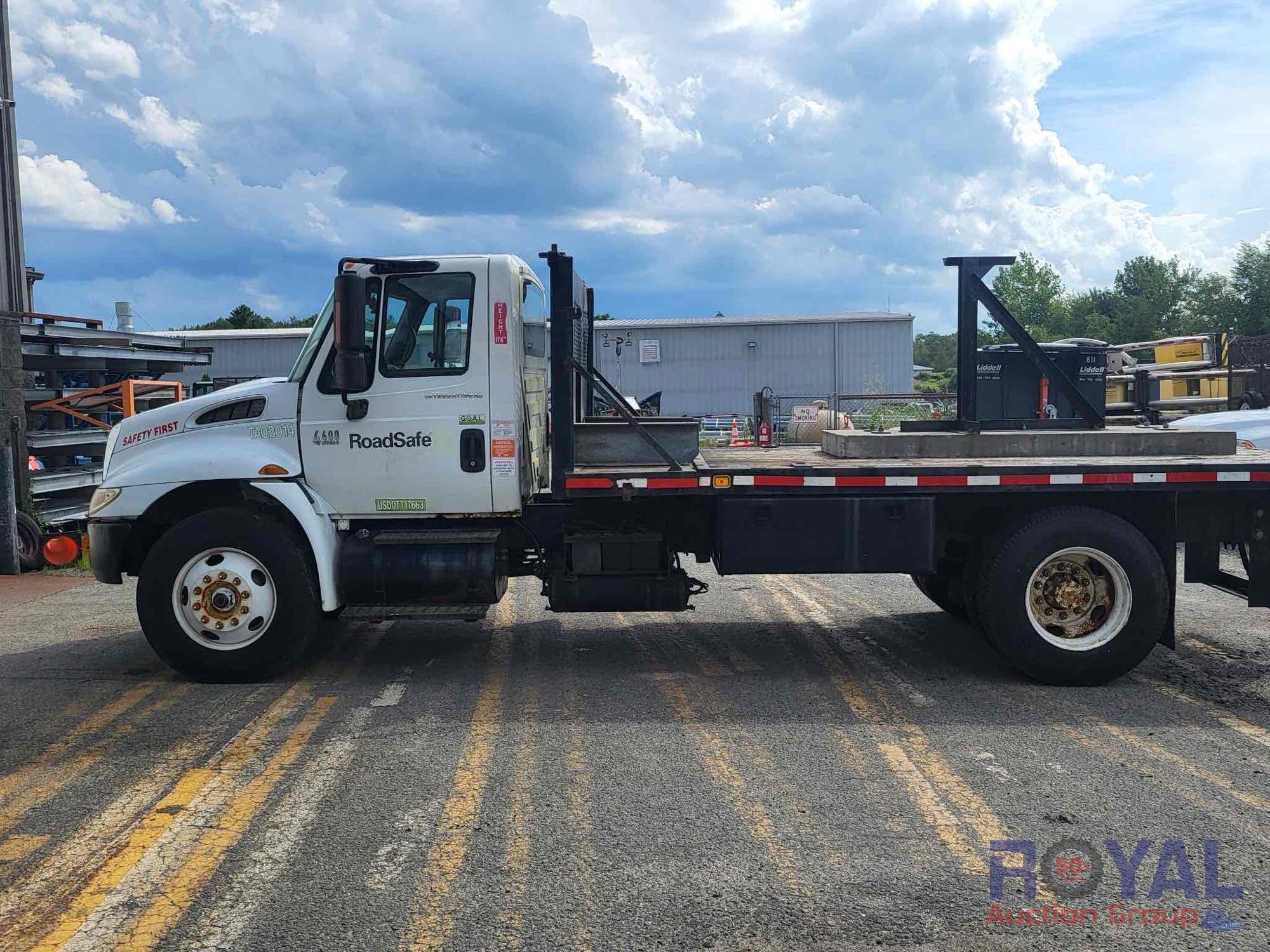 2002 International 4400 SBA 4x2 Flatbed Truck (A49461)