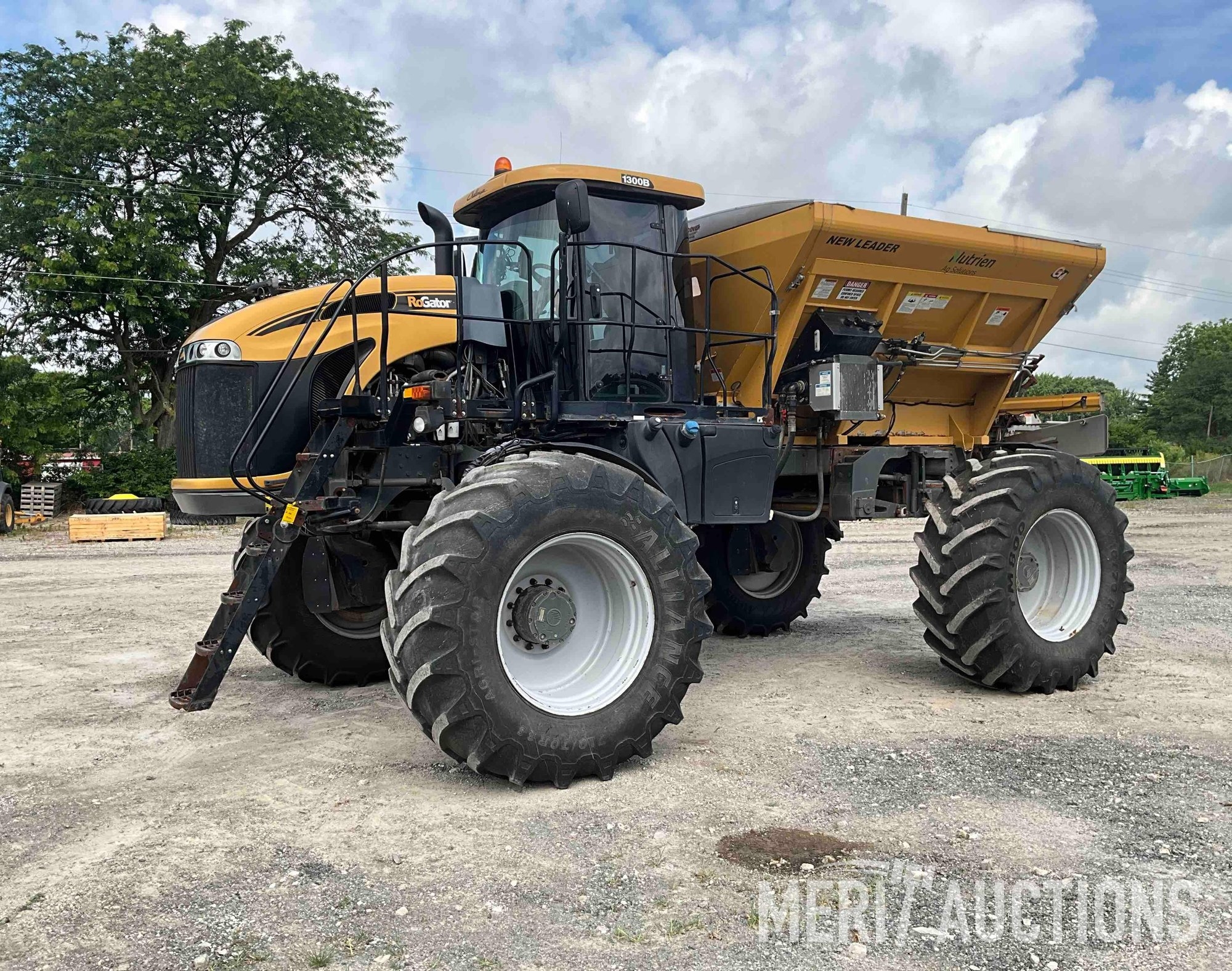 2015 Rogator RG1300B sprayer (A50657)