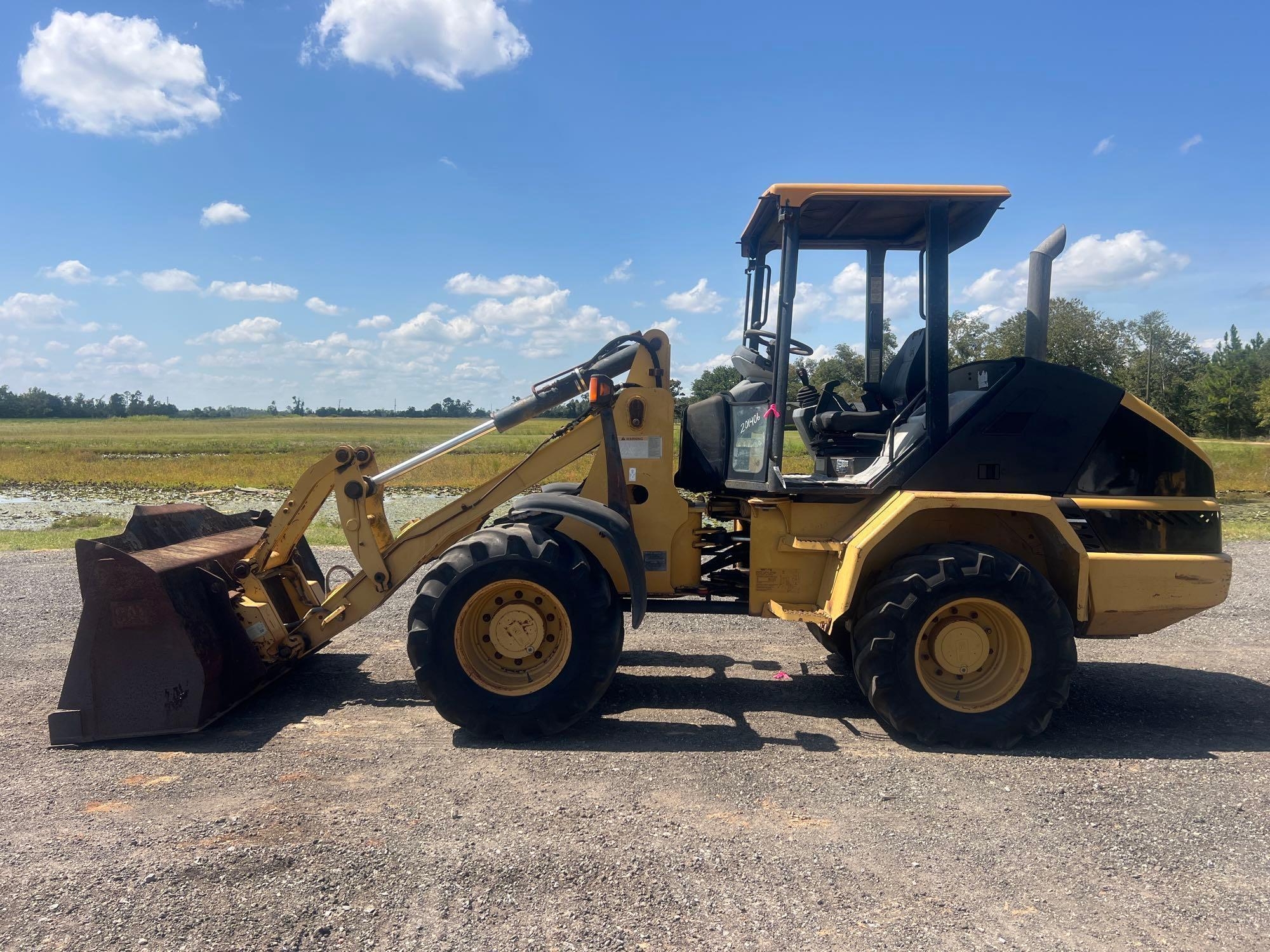 2001 CATERPILLAR 908 LOADER (A51406)