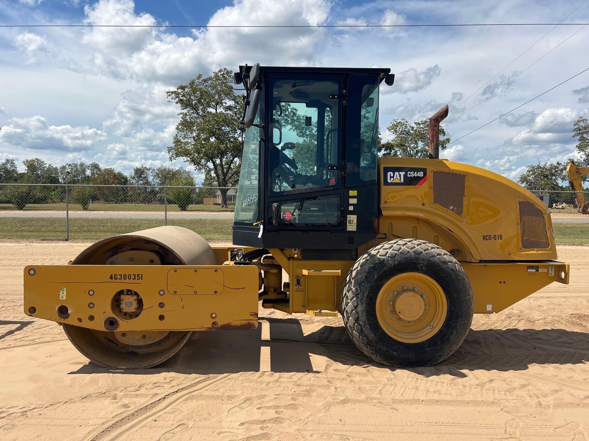 2019 CATERPILLAR CS44B SMOOTH DRUM ROLLER (A52705)