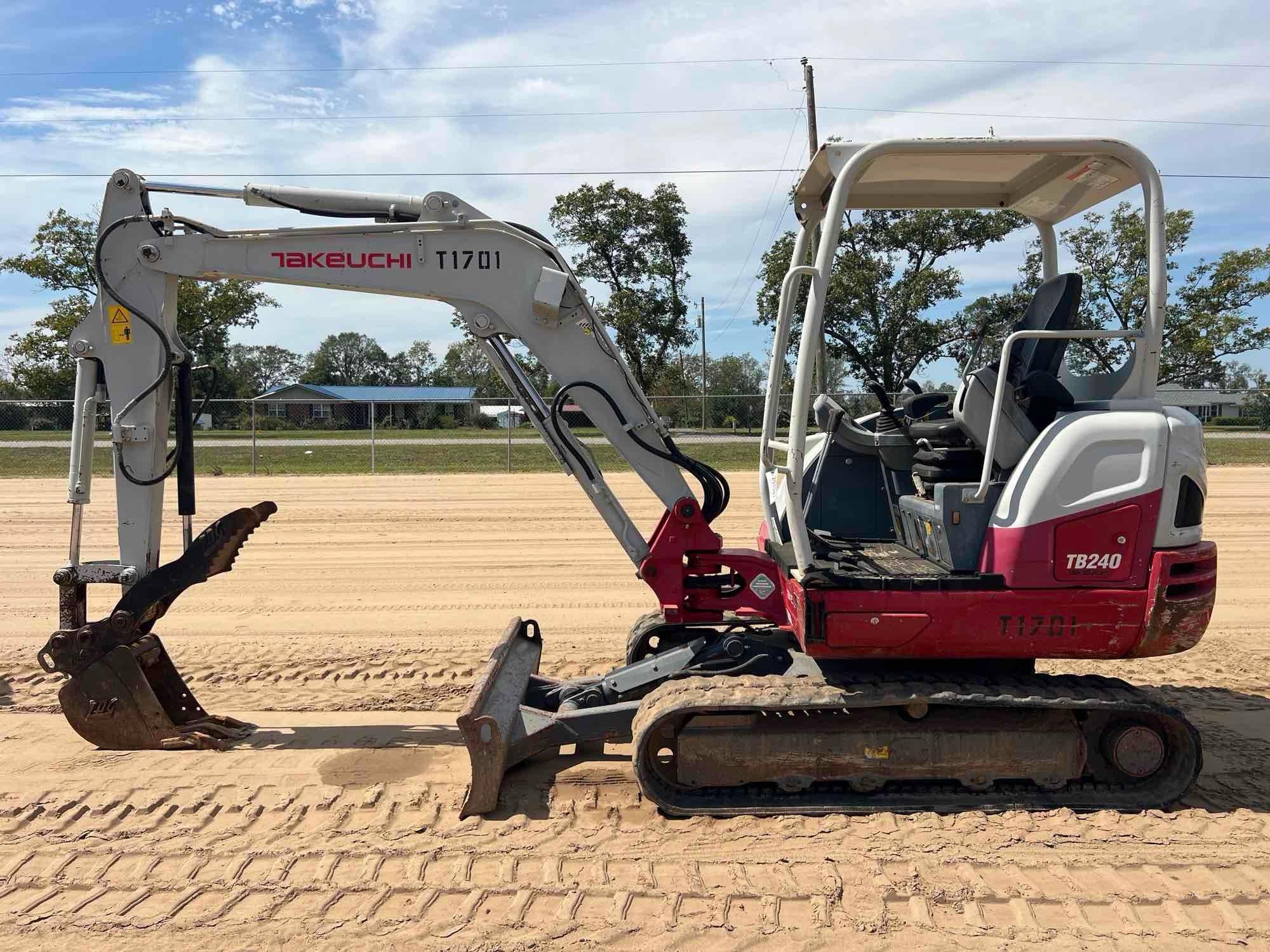 2017 TAKEUCHI TB240 EXCAVATOR (A52705)
