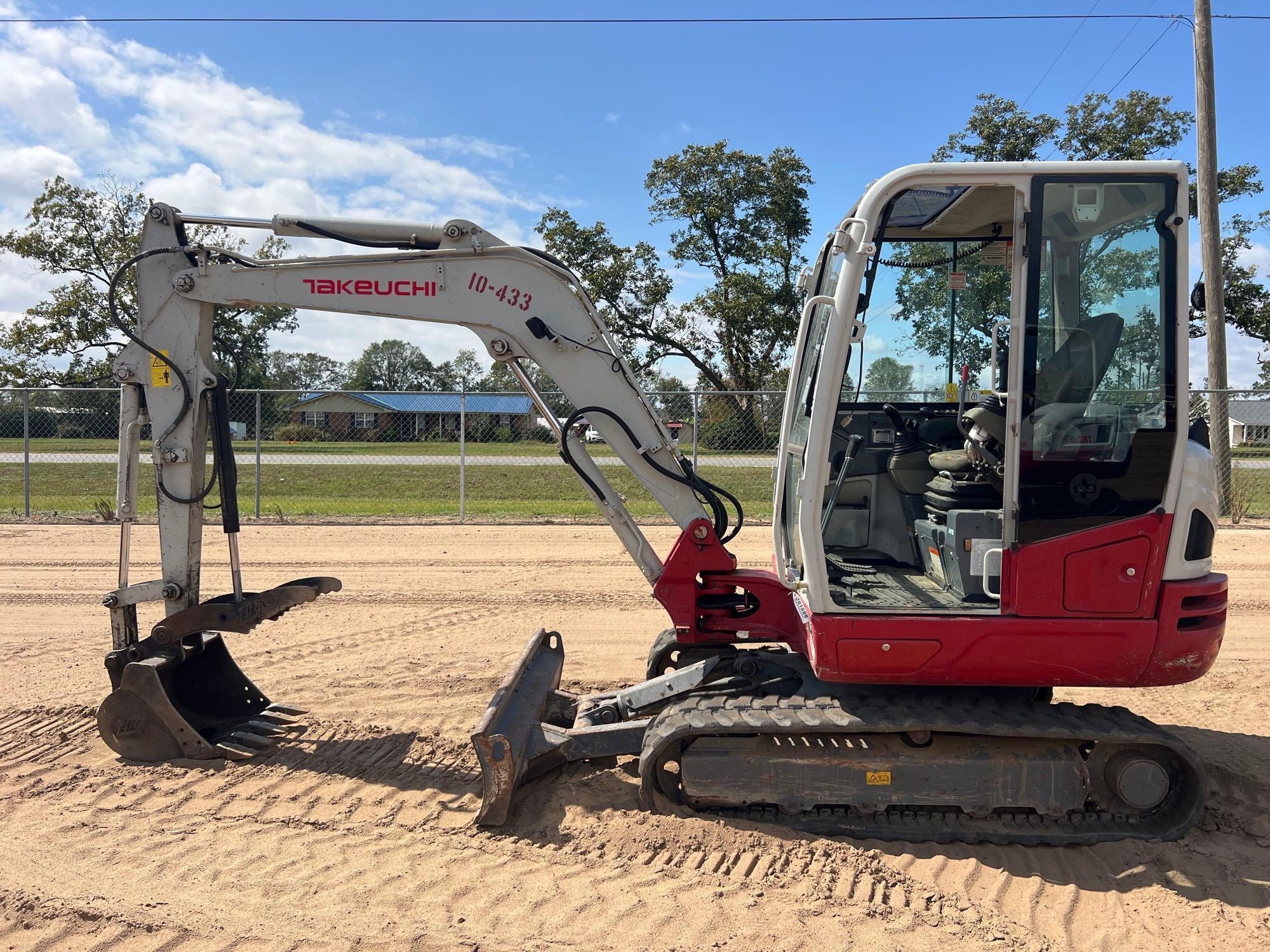 2021 TAKEUCHI TB240 EXCAVATOR (A52705)