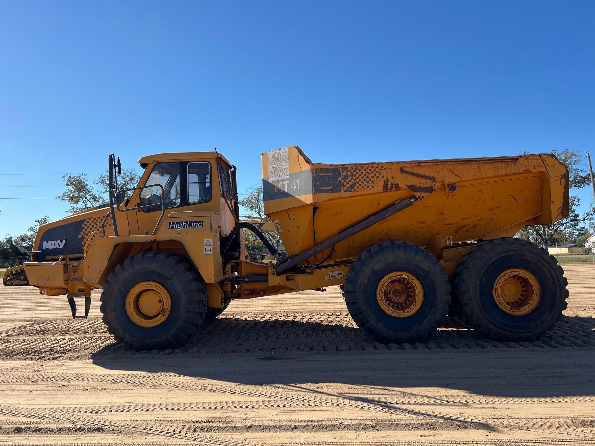 MOXY MT41 OFF ROAD DUMP TRUCK (A52707)