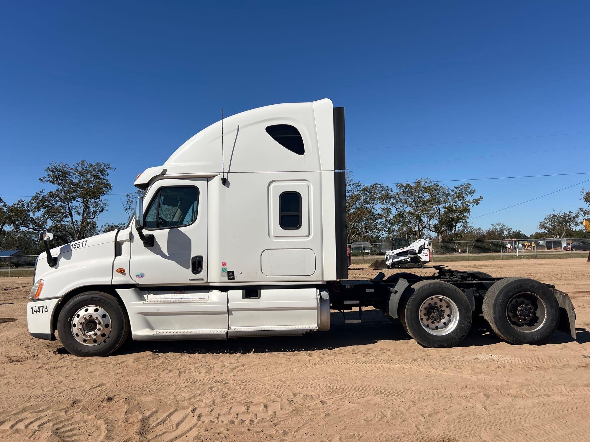 FREIGHTLINER ROAD TRACTOR (A57192)