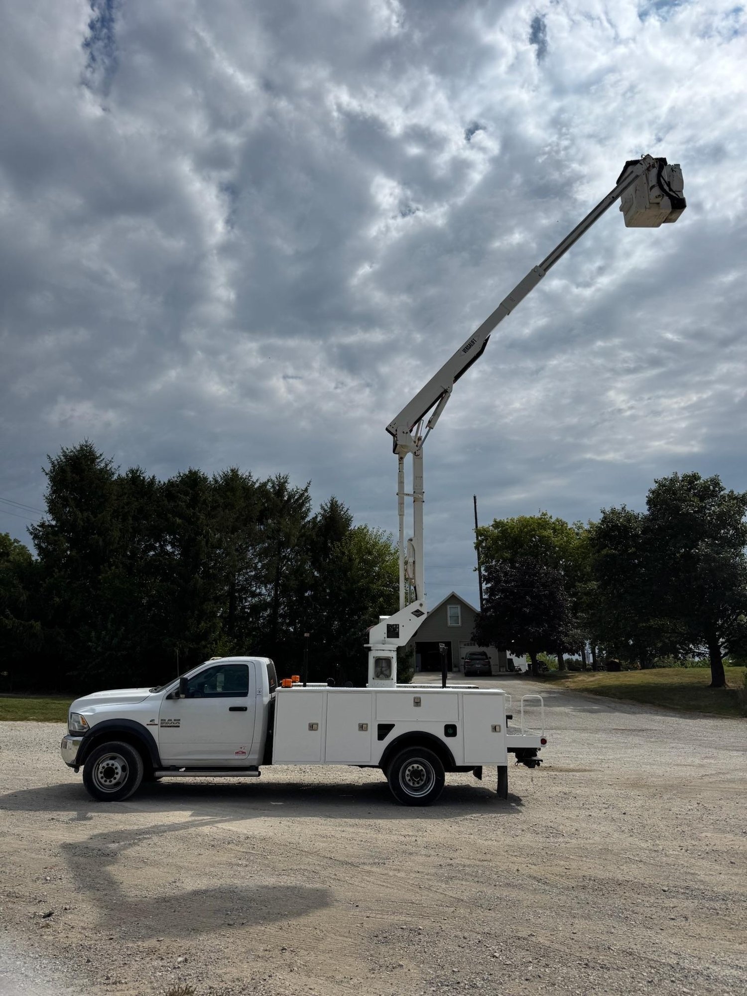 2014 RAM 5500 Bucket Truck - 4X4 - Cummins Diesel - Automatic Transmission -Versalift SST40 Boom (A53472)