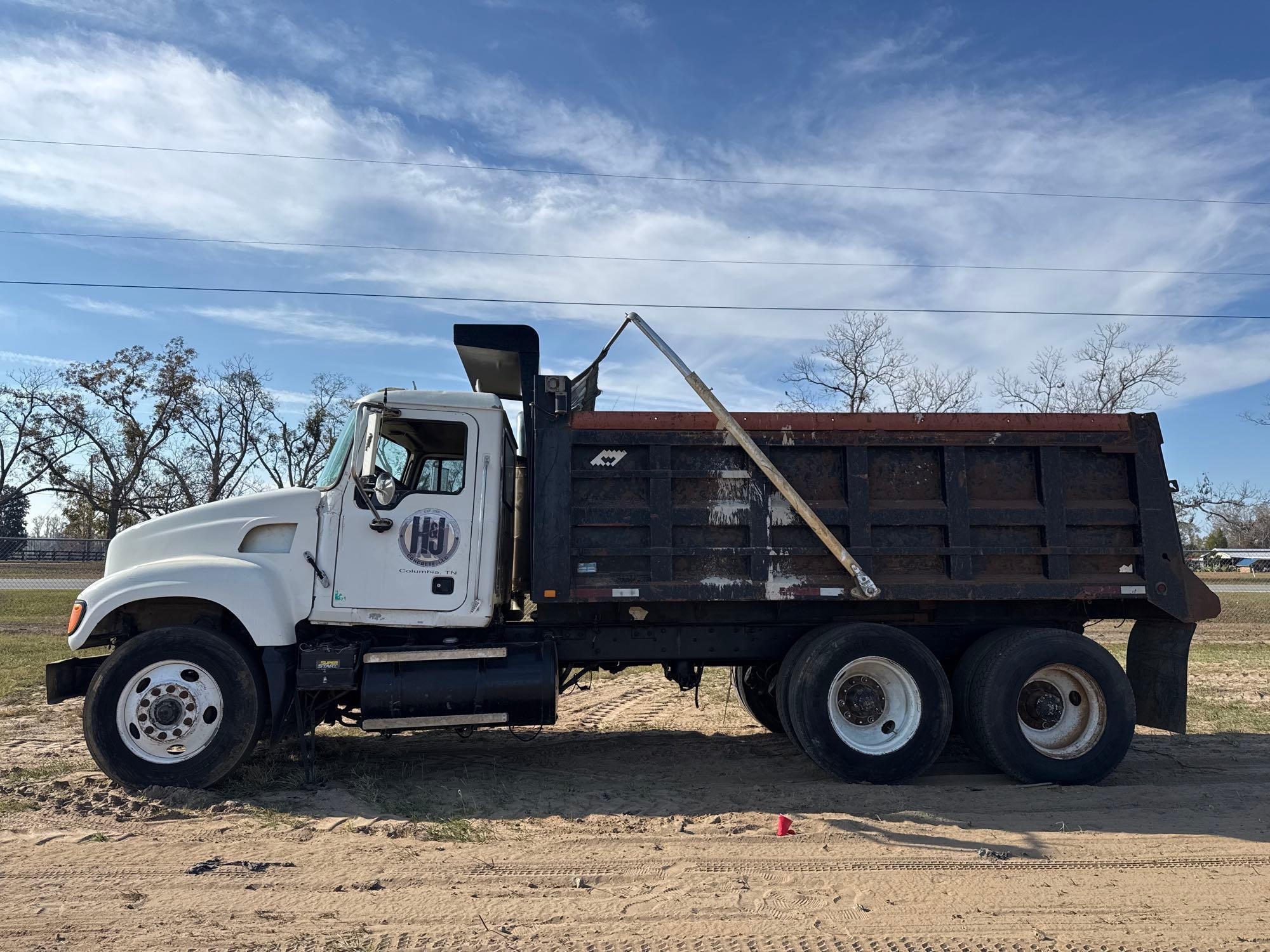 MACK T/A DUMP TRUCK (A58375)