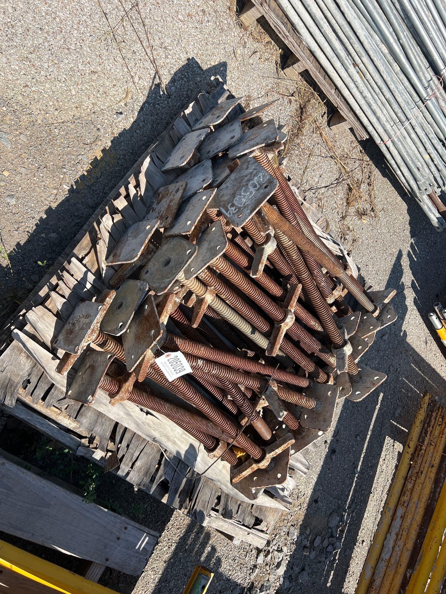 PALLET OF SCAFFOLDING PARTS (A52706)