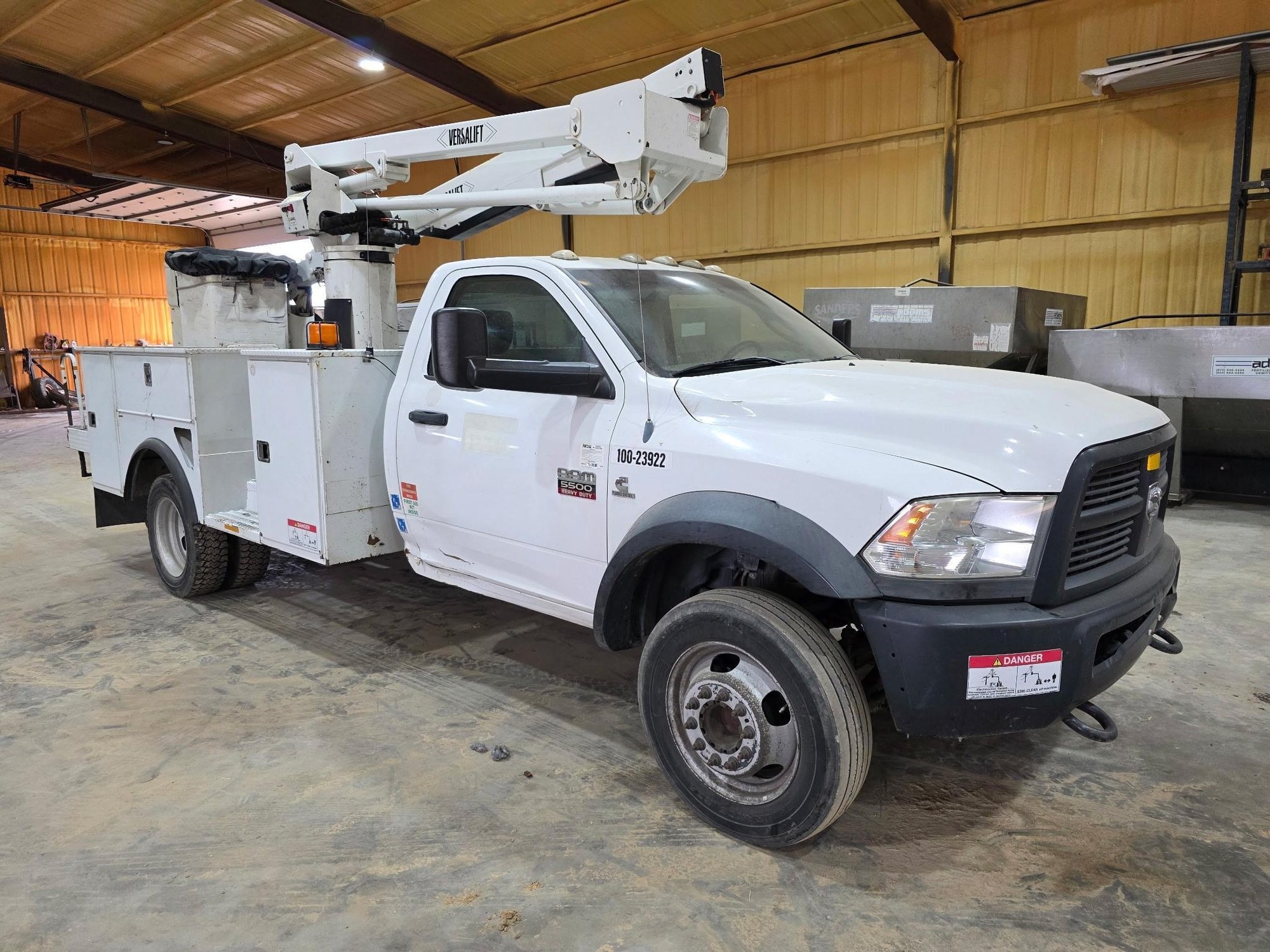2012 RAM 5500 Bucket Truck - Cummins Diesel - Automatic - 4X4 - Versalift SST40 Boom (A53472)