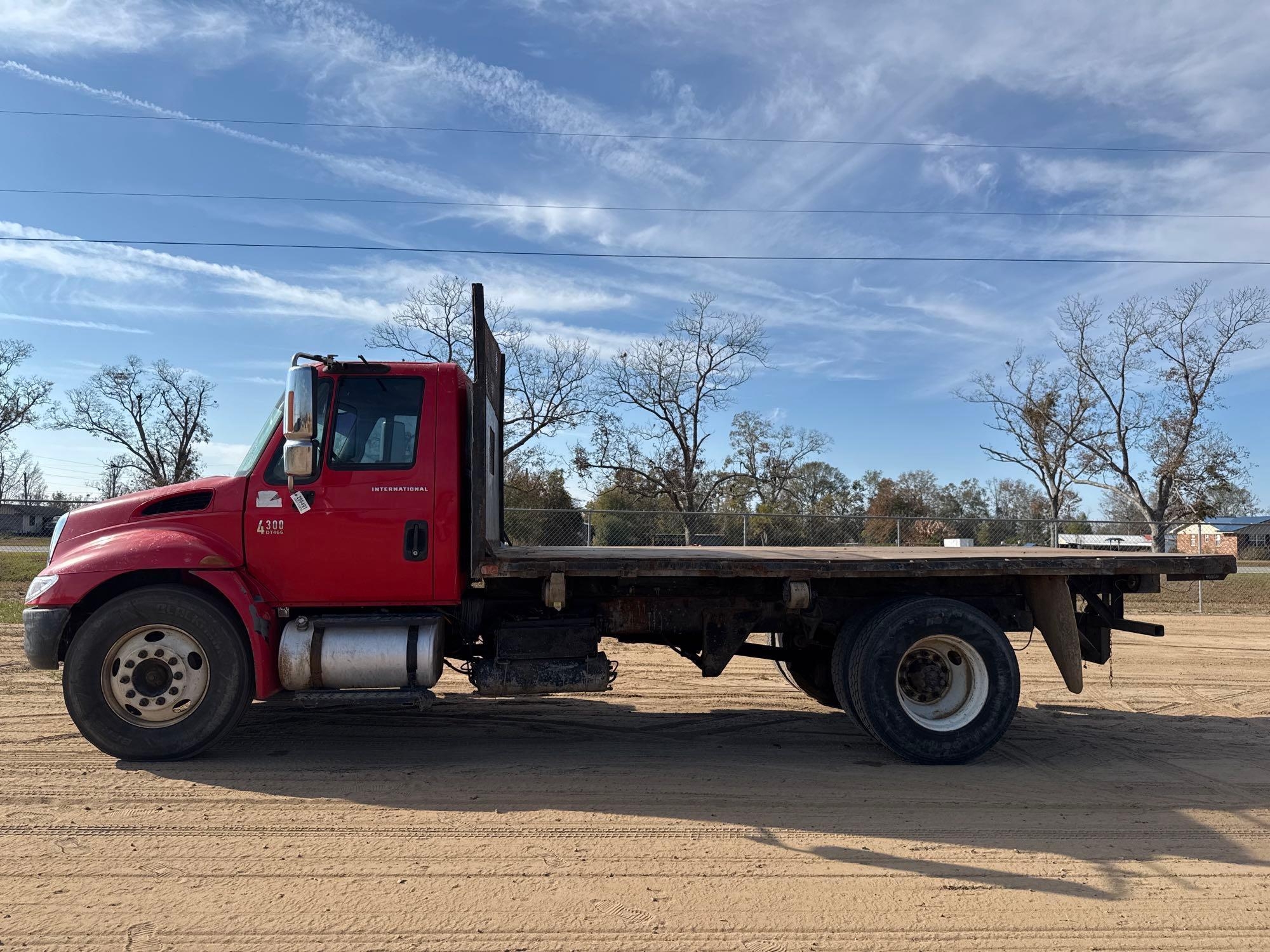 2005 INTERNATIONAL 4300 SBA 4X2 FLATBED TRUCK (A58375)