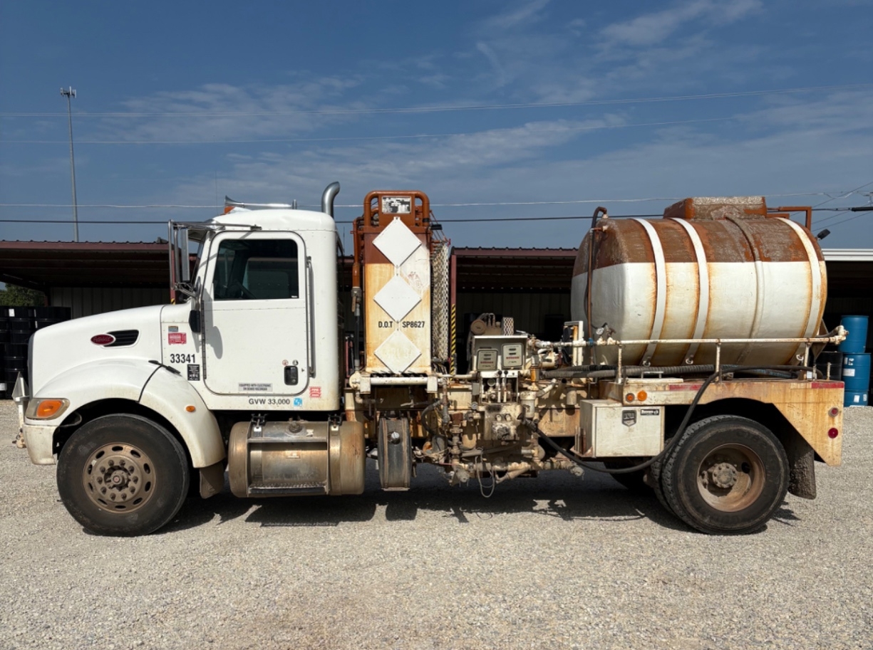 2011 PETERBILT 337 (A52472)