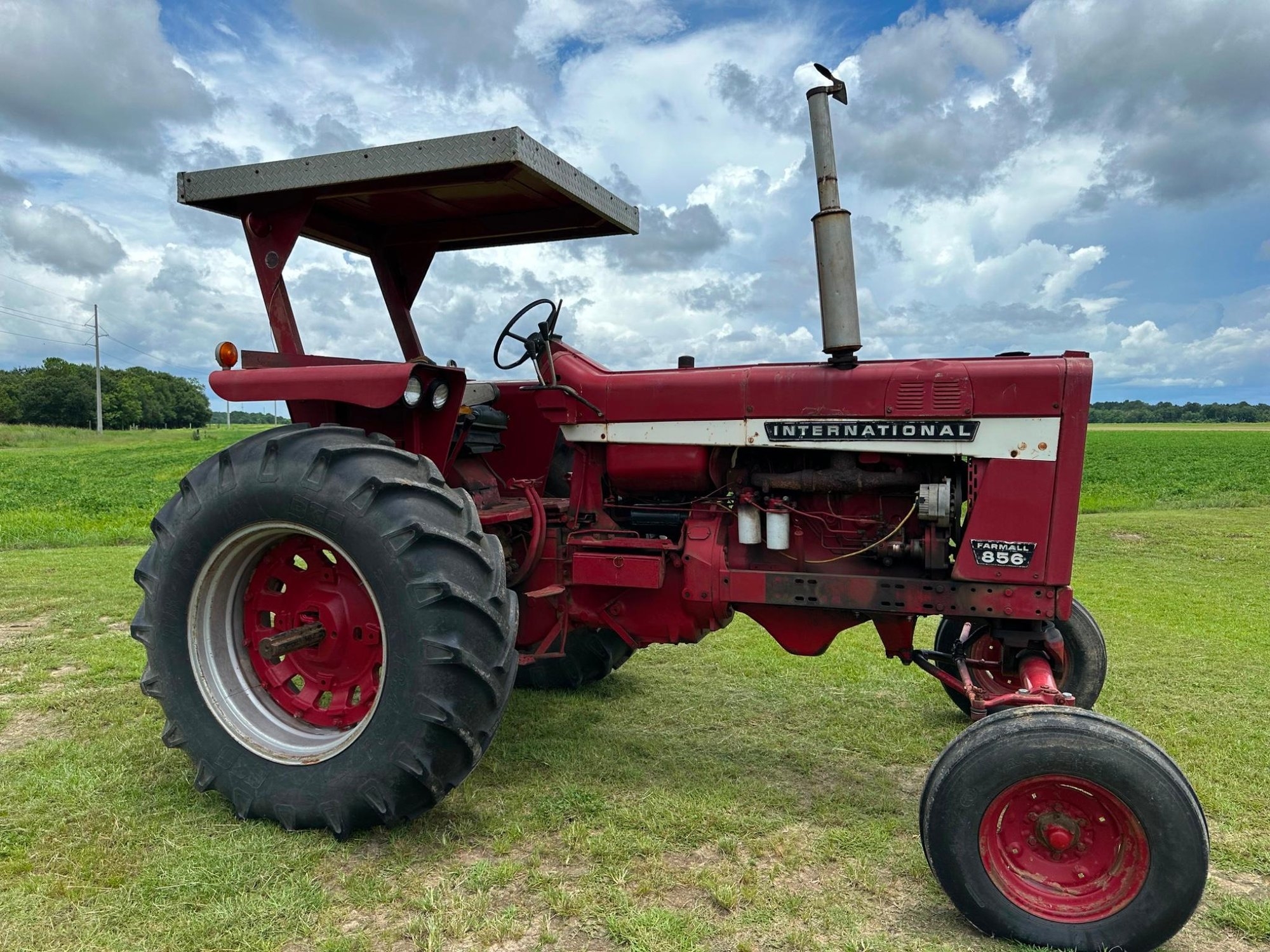 International Farmall 856 2wd Tractor (A52128)