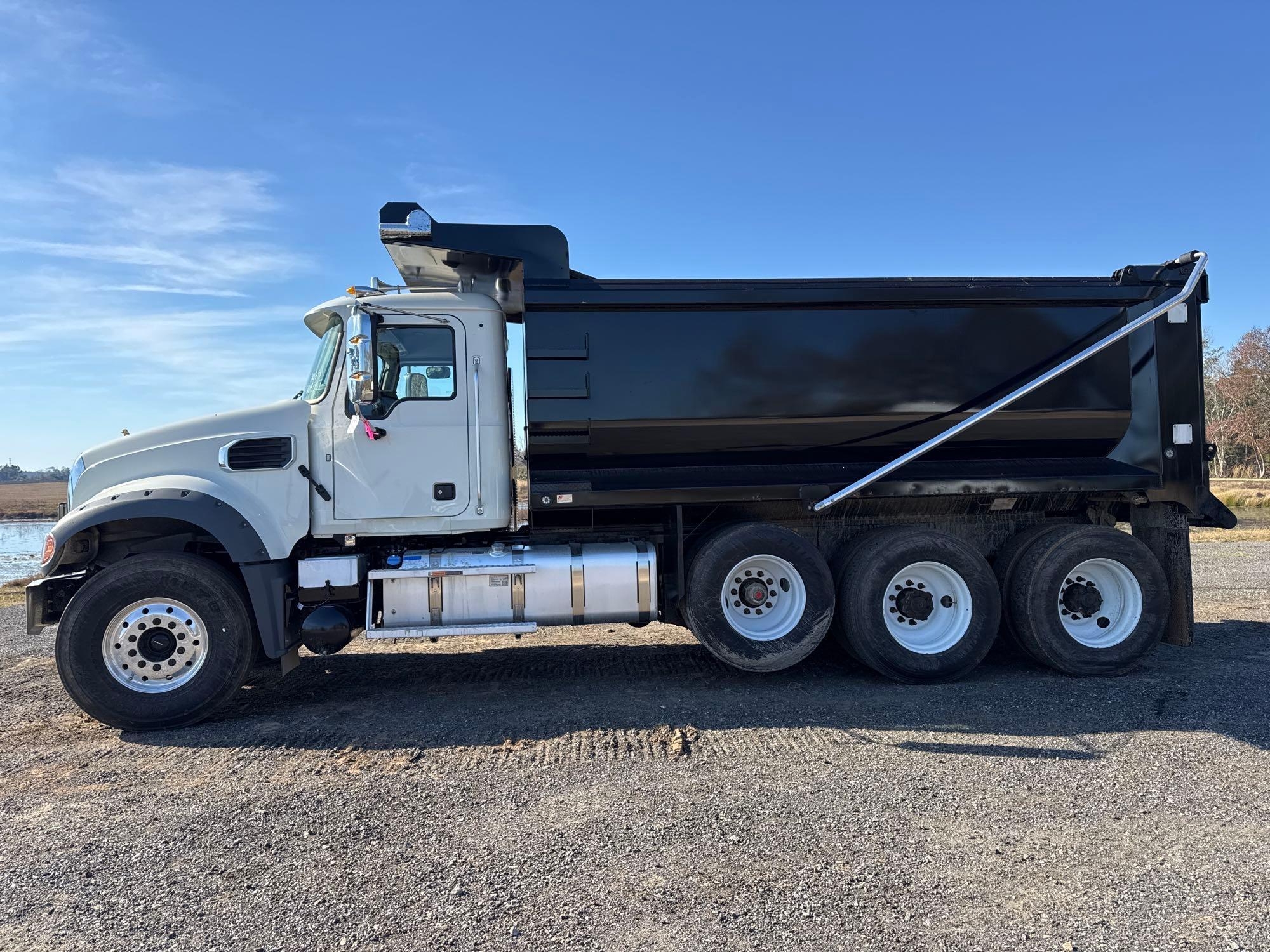 MACK DUMP TRUCK (A59823)