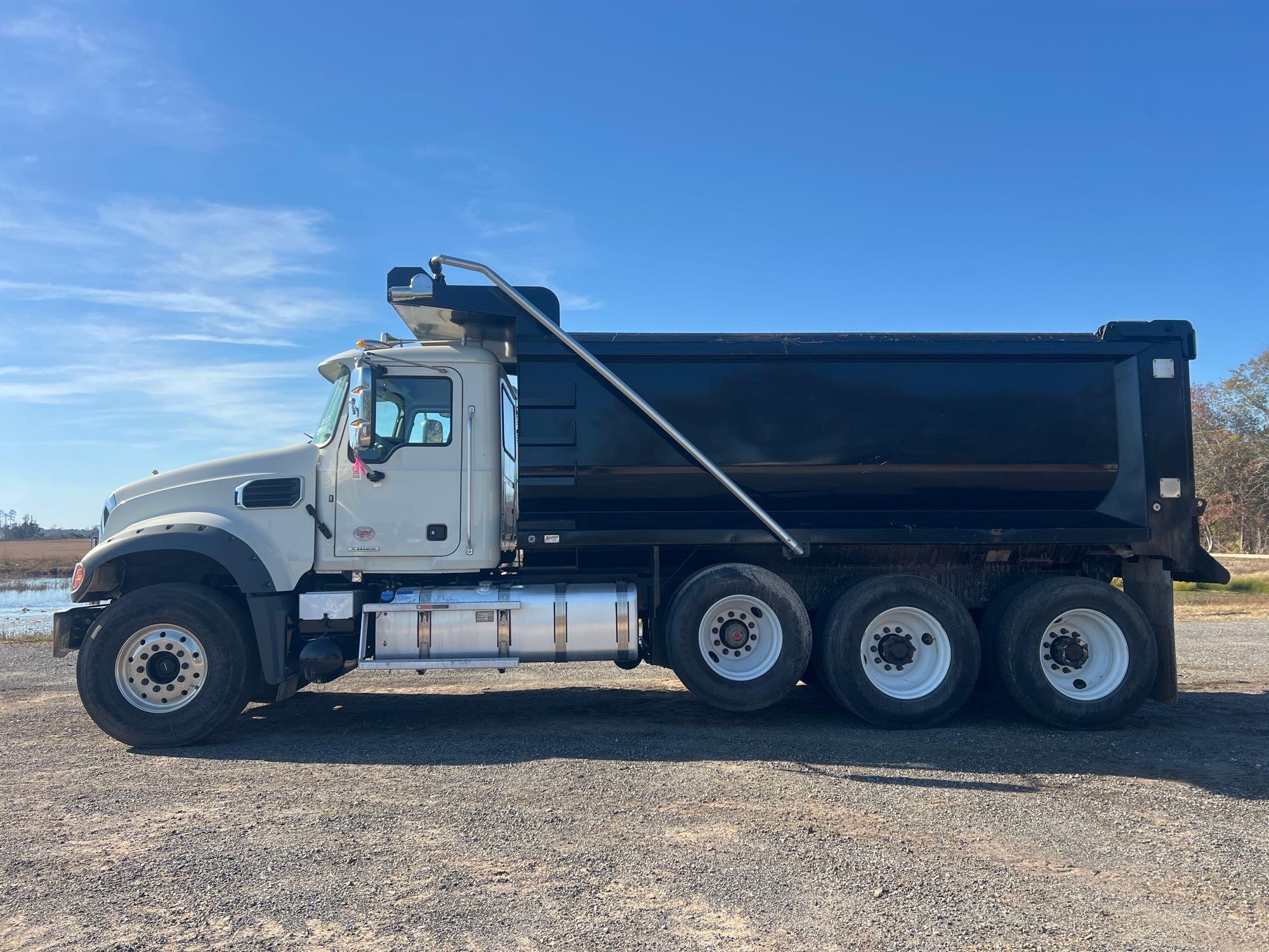 MACK DUMP TRUCK (A59823)