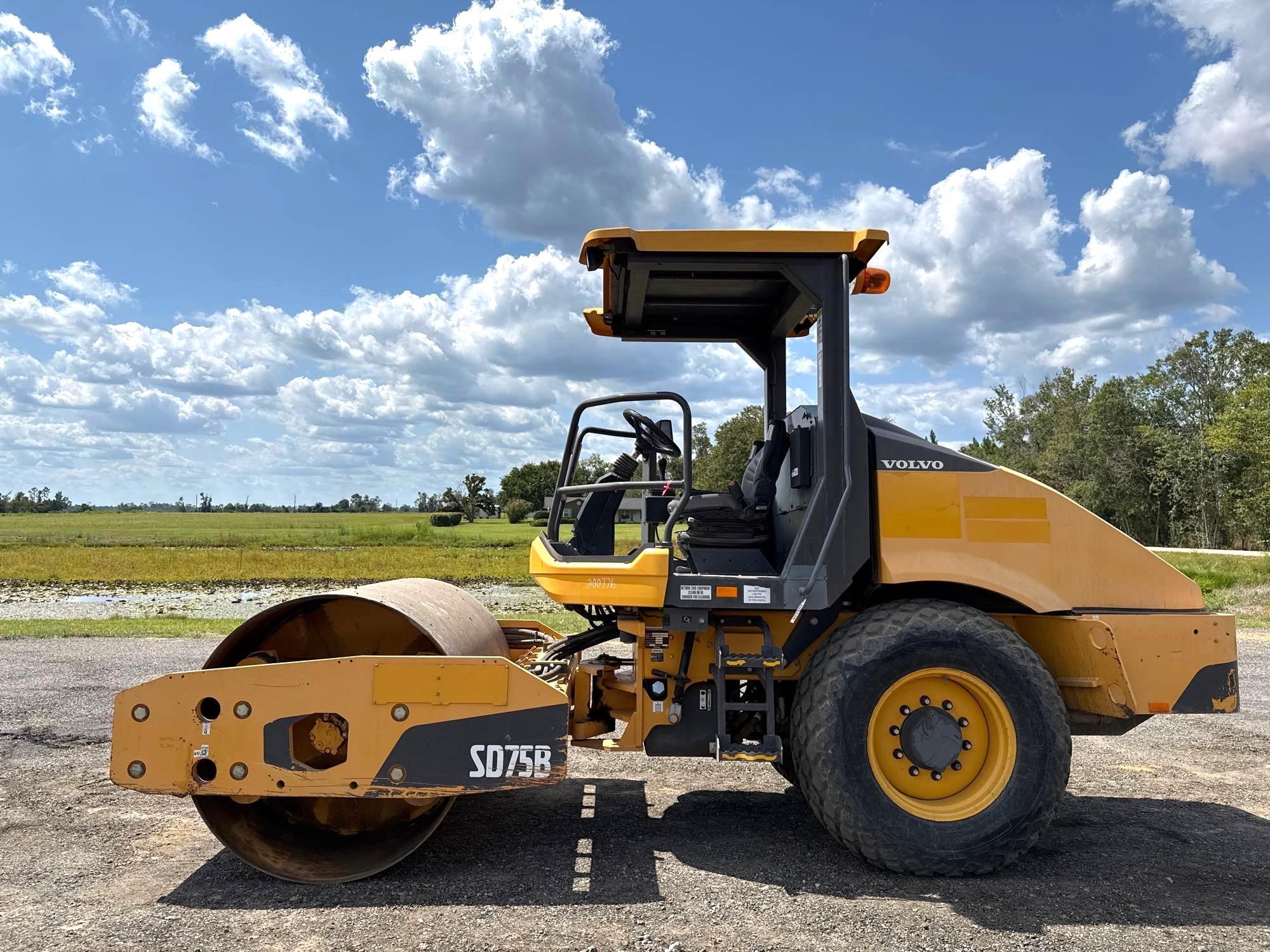 2018 VOLVO SD75B SMOOTH DRUM ROLLER (A51406)
