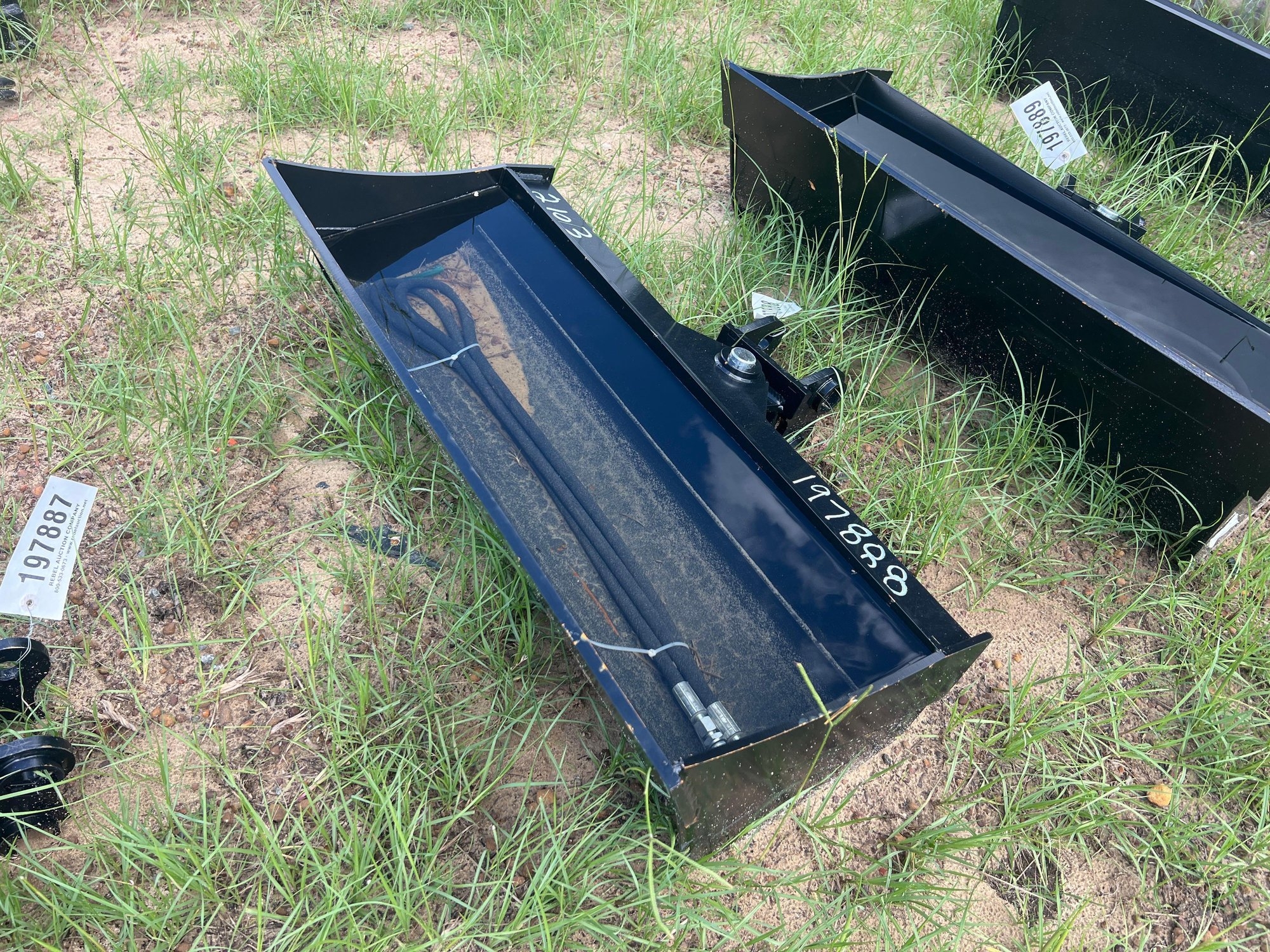 UNUSED FUTURE 32" HYD TILT MINI EXCAVATOR BUCKET (A51244)
