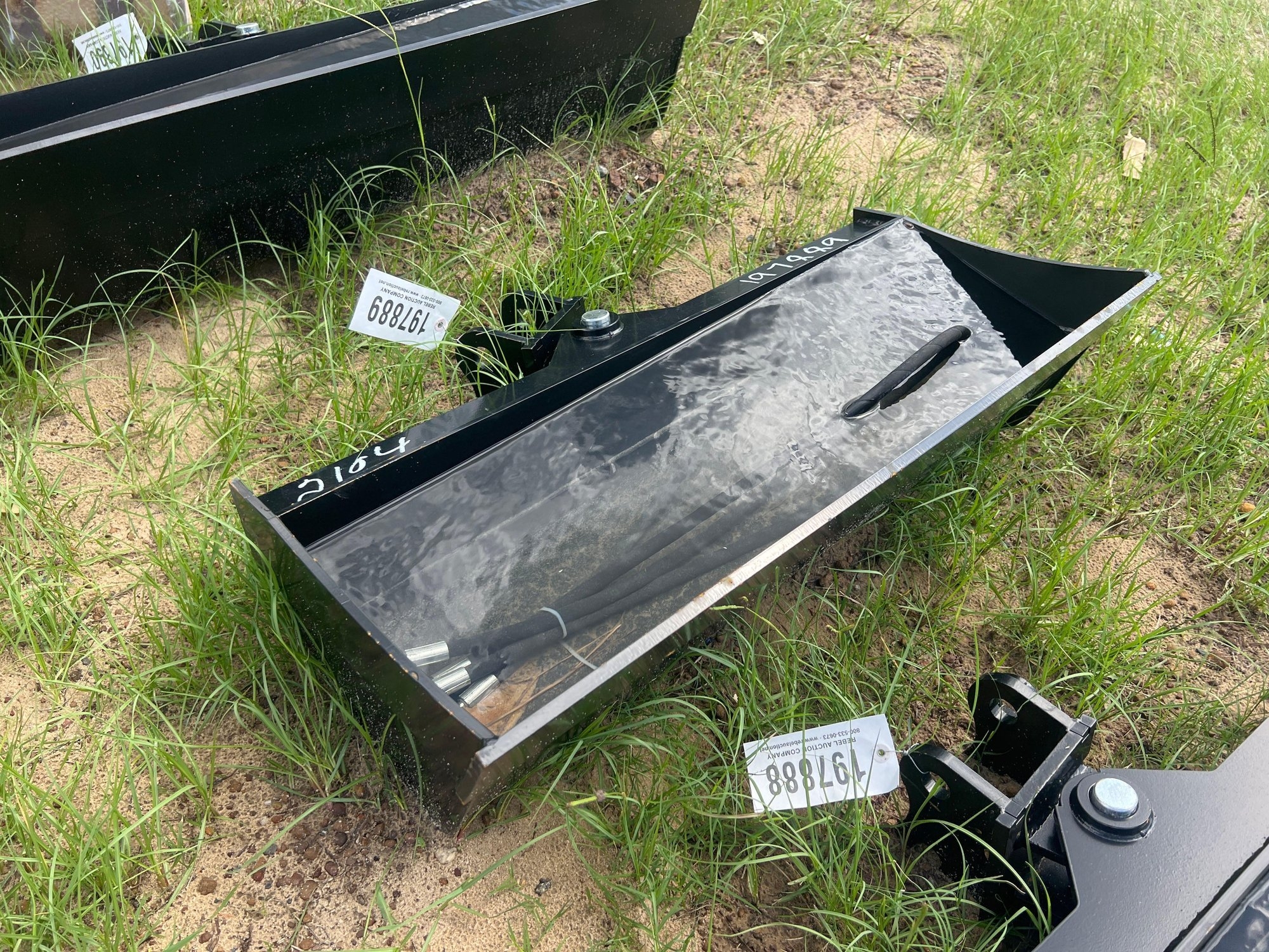 UNUSED FUTURE 32" HYD TILT MINI EXCAVATOR BUCKET (A51244)