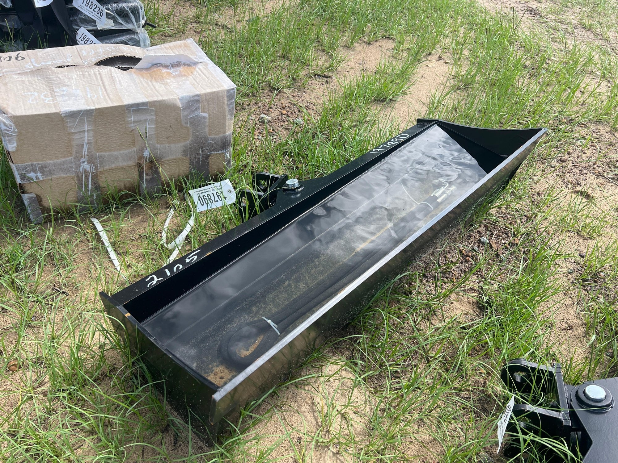 UNUSED FUTURE 40" HYD TILT MINI EXCAVATOR BUCKET (A51244)