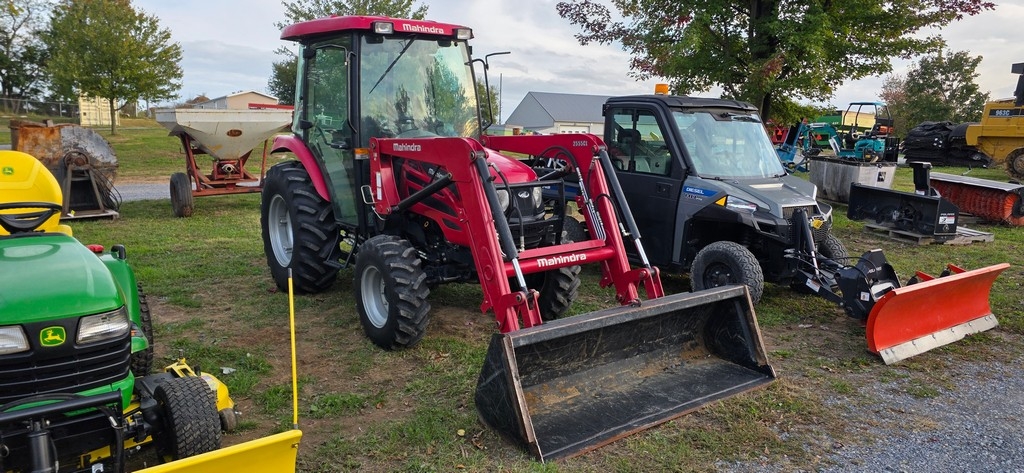 Mahindra 2555 Compact Tractor (RIDE AND DRIVE) (A50775)
