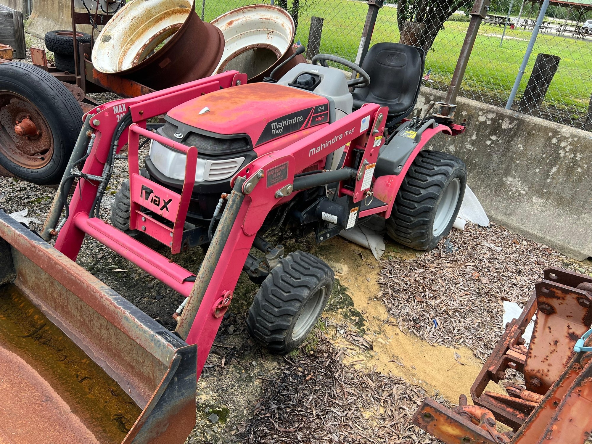 MAHINDRA MAX 24 HST COMPACT UTILITY TRACTOR WITH LOADER (A52748)