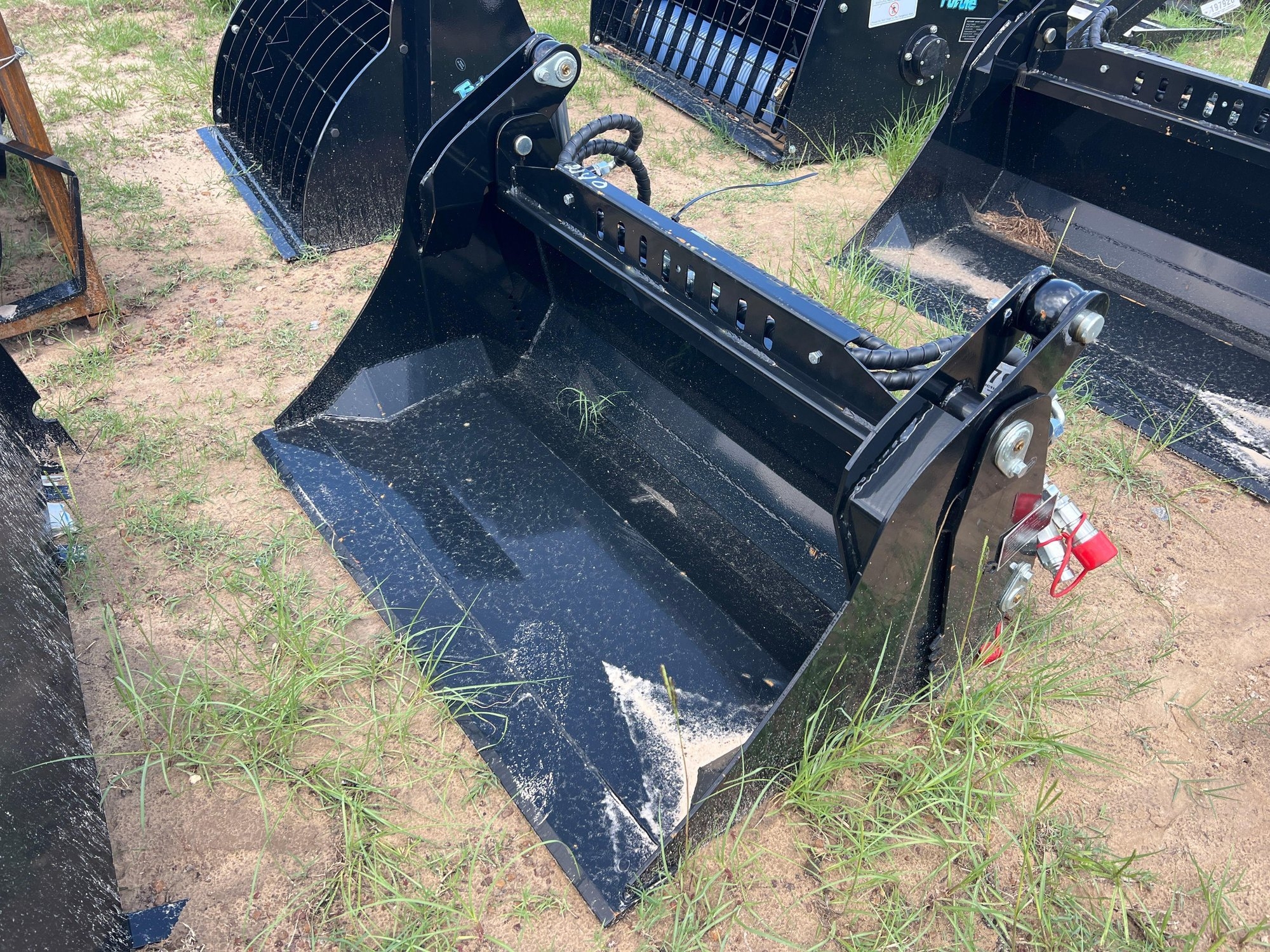 UNUSED FUTURE MINI SKID STEER HYD 4IN1 BUCKET (A51244)