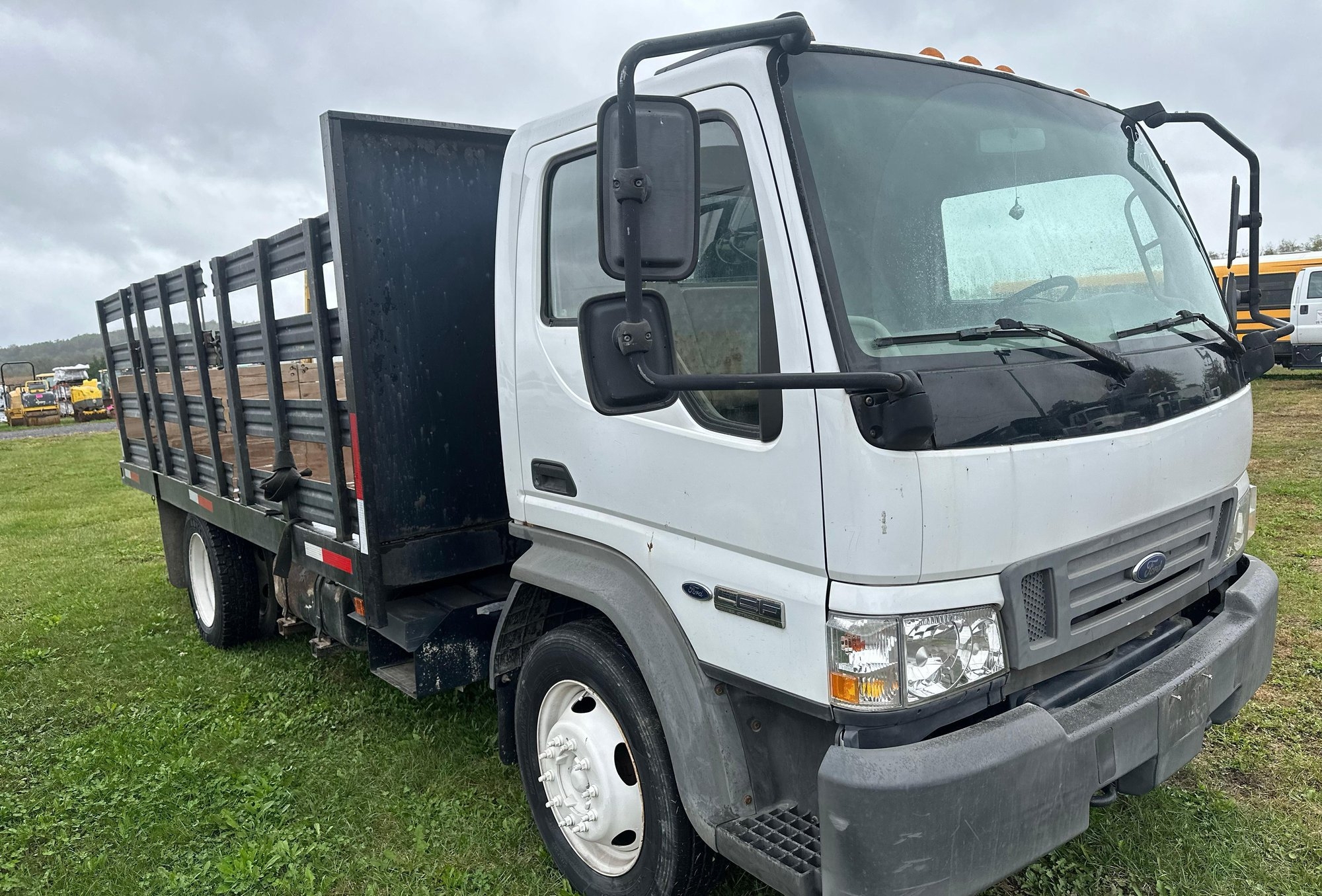 2016 Ford LCF Stake Body (A47477)
