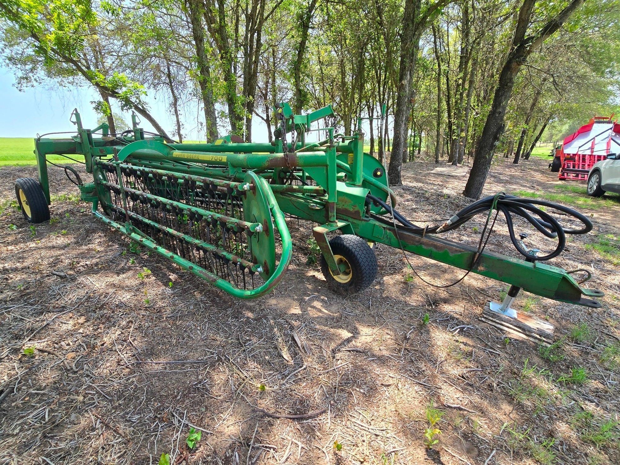 John Deere 700 Hydraulic Hay Rake - Durable Side Delivery Rake for Efficient Windrowing (A53472)