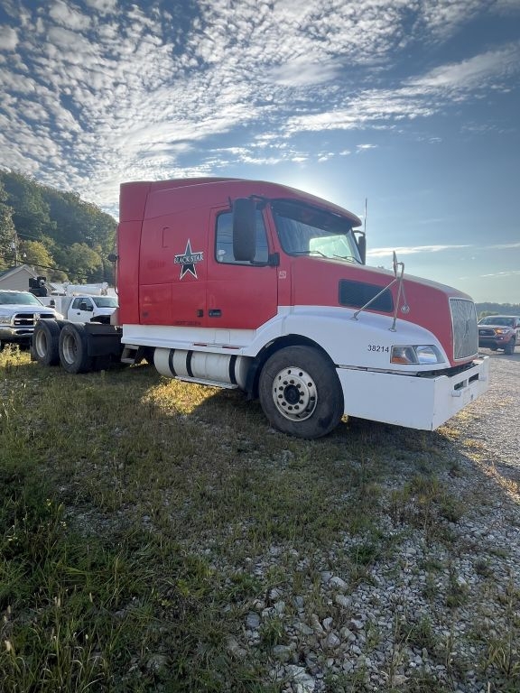 1998 Volvo VNL64T Sleeper Truck (A52384)