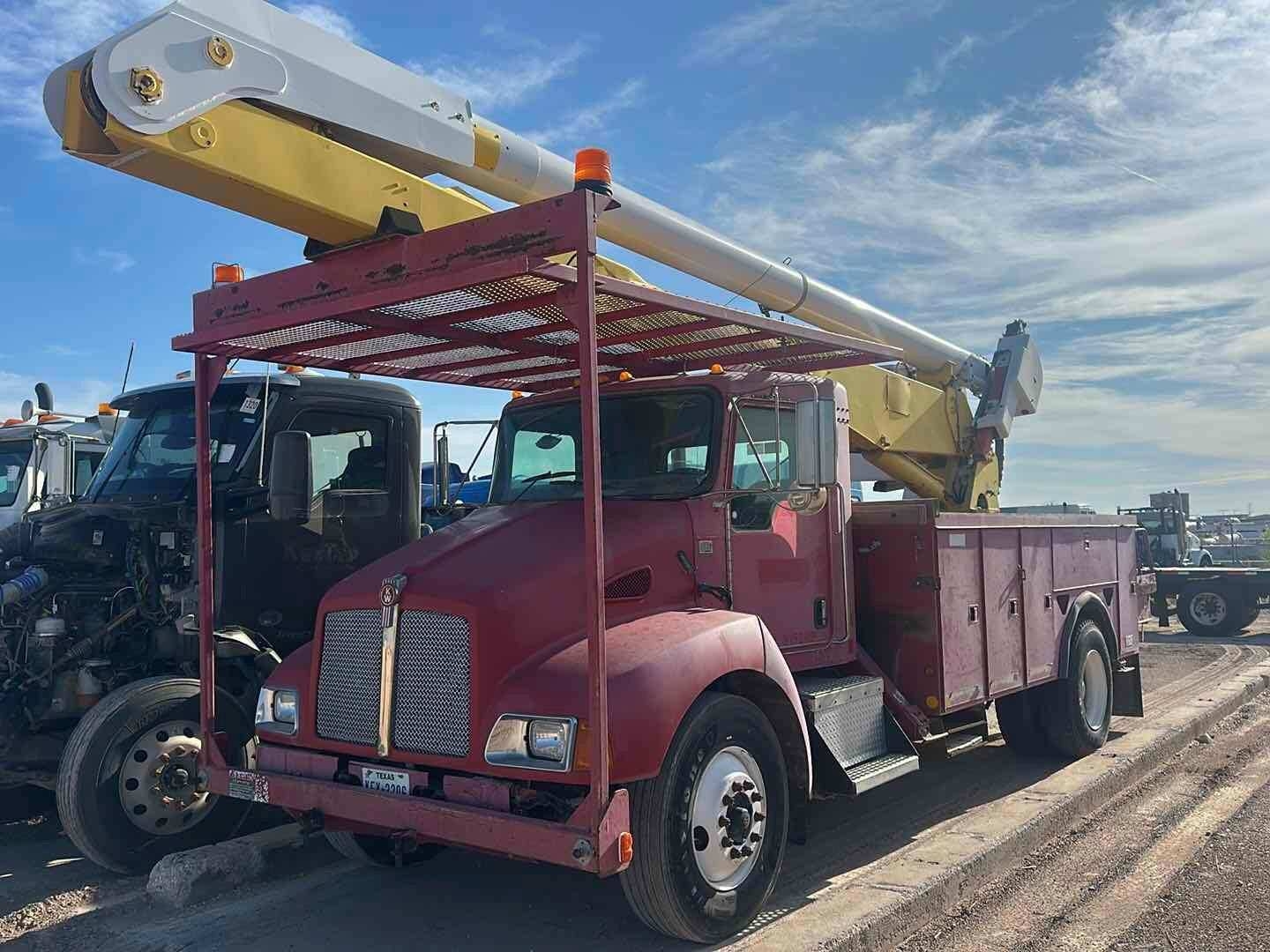 2004 KENWORTH BUCKET TRUCK(INOPERABLE) (A50854)