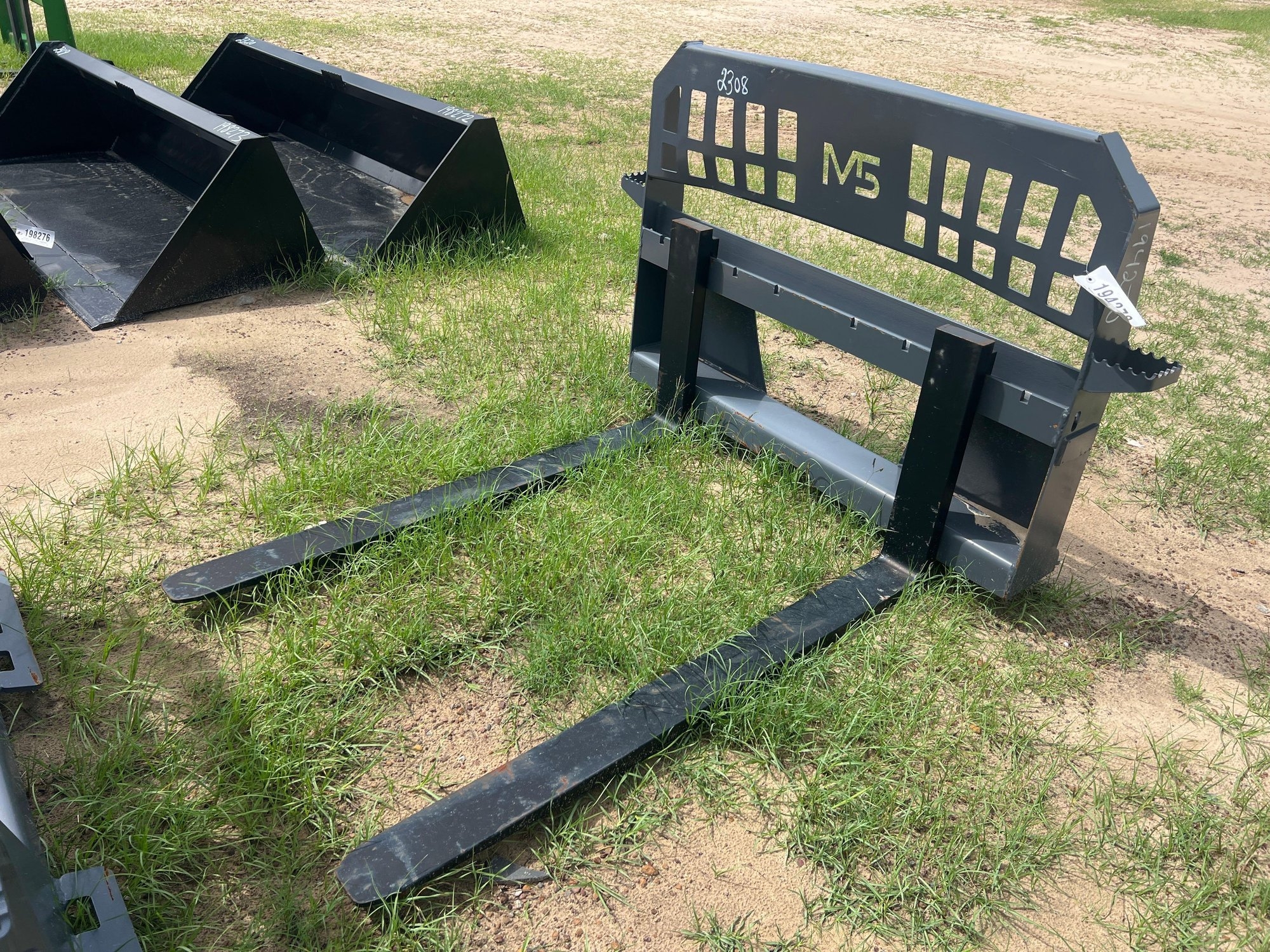 HEAVY DUTY QUICK ATTACH PALLET FORKS W/ 48" FORKS (A51244)