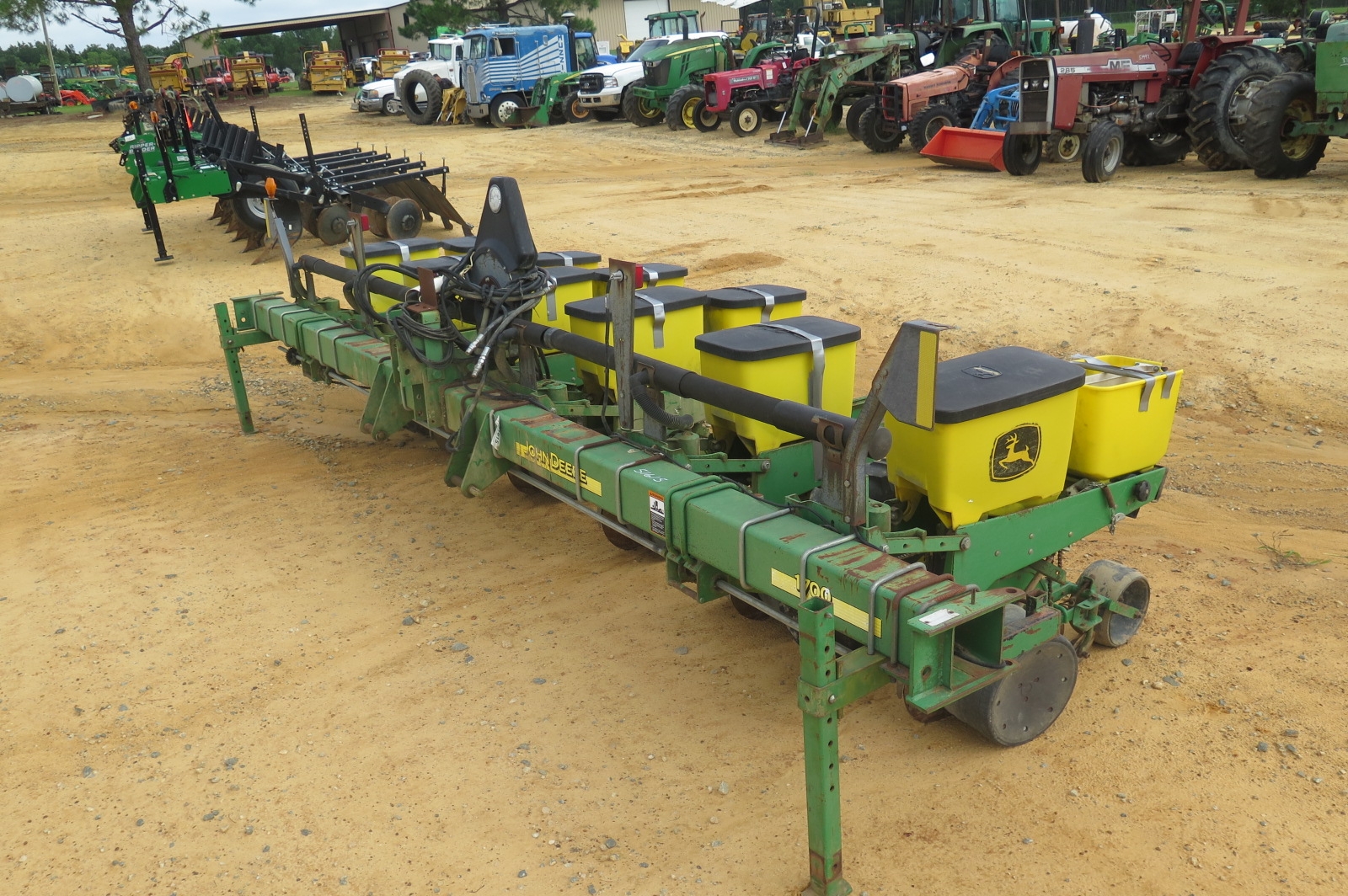 JOHN DEERE/UNVERFERTH 1700/330 LOT NUMBER 13 (A53084)