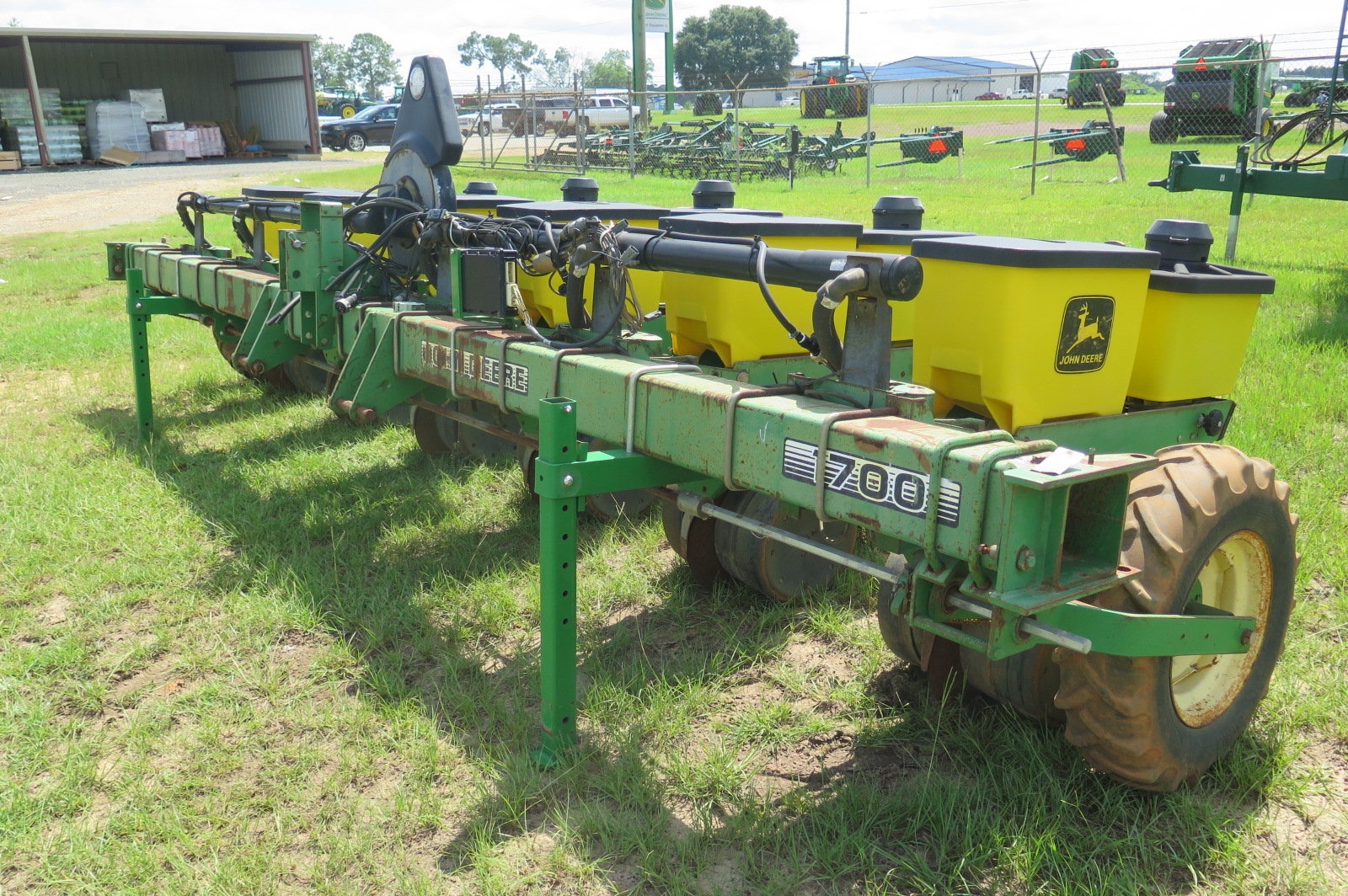 JOHN DEERE 1700 LOT NUMBER 17 (A53084)