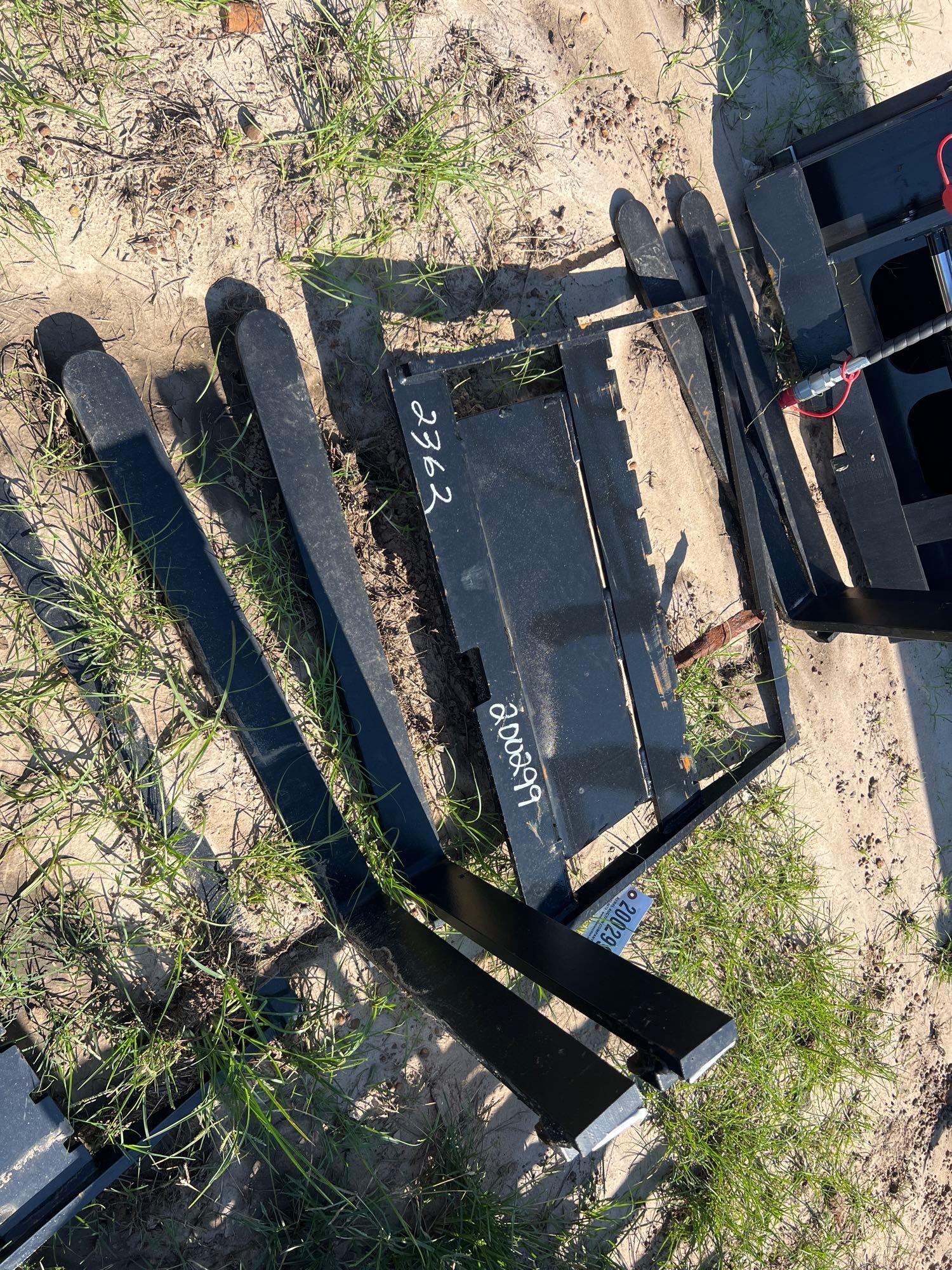 UNUSED FUTURE QUICK ATTACH MAST W/ 29" FORKS (A51248)