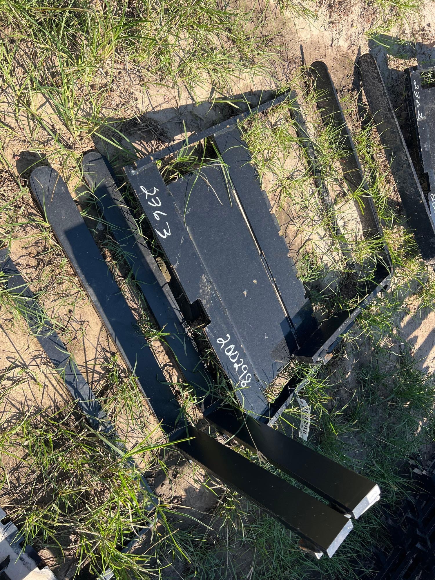 UNUSED FUTURE QUICK ATTACH MAST W/ 29" FORKS (A51248)