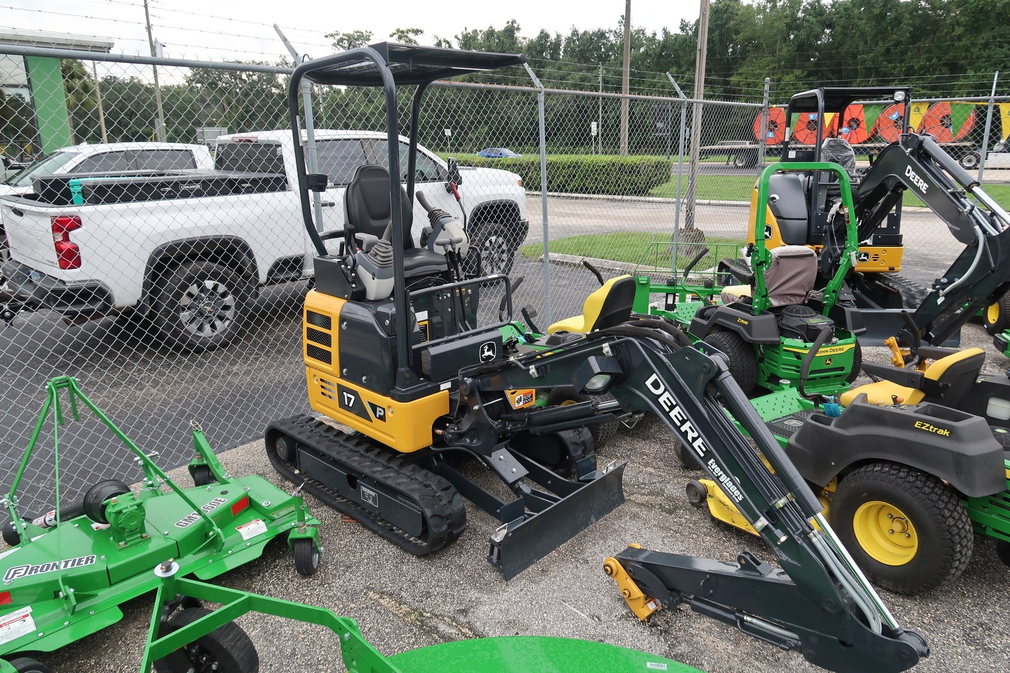 JOHN DEERE 17P LOT NUMBER 227 (A53084)