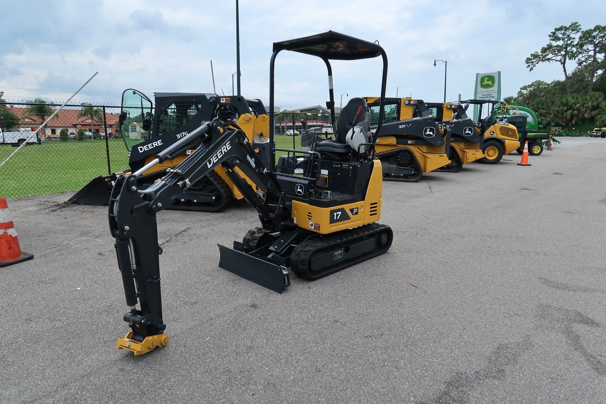 JOHN DEERE 17P LOT NUMBER 241 (A53084)