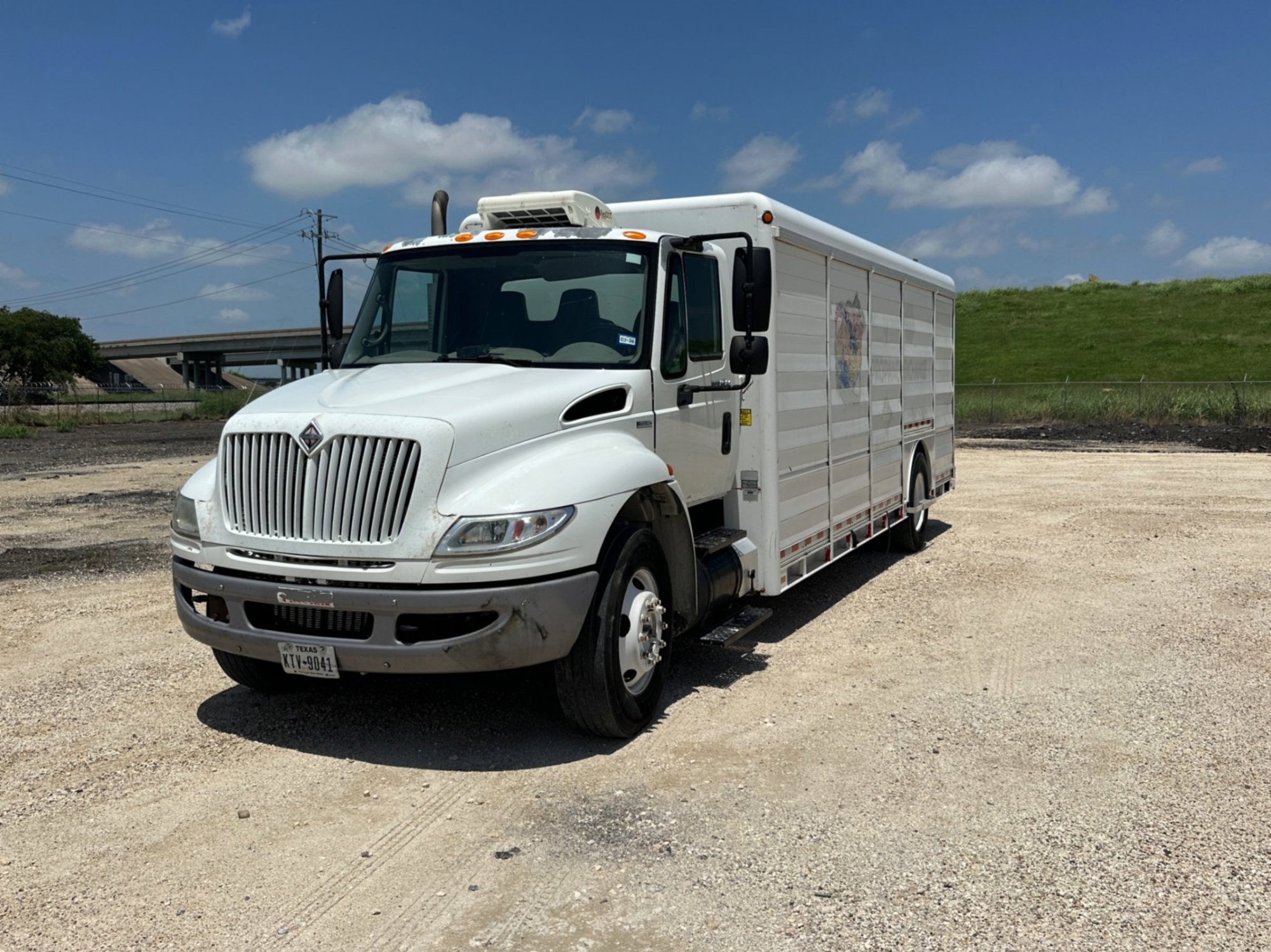 2010 INTERNATIONAL DURASTAR 4300 CARGO TRUCK (A50854)