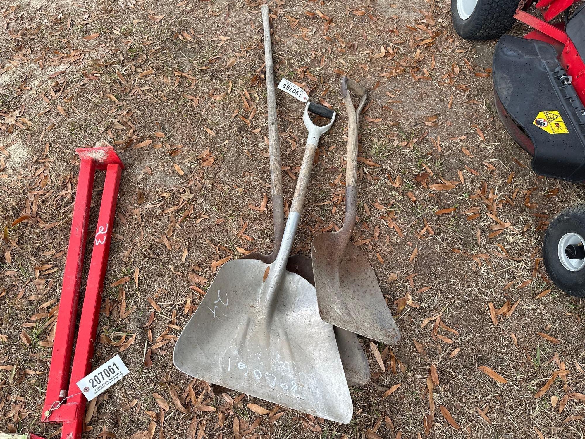 LOT OF SHOVELS (A52708)