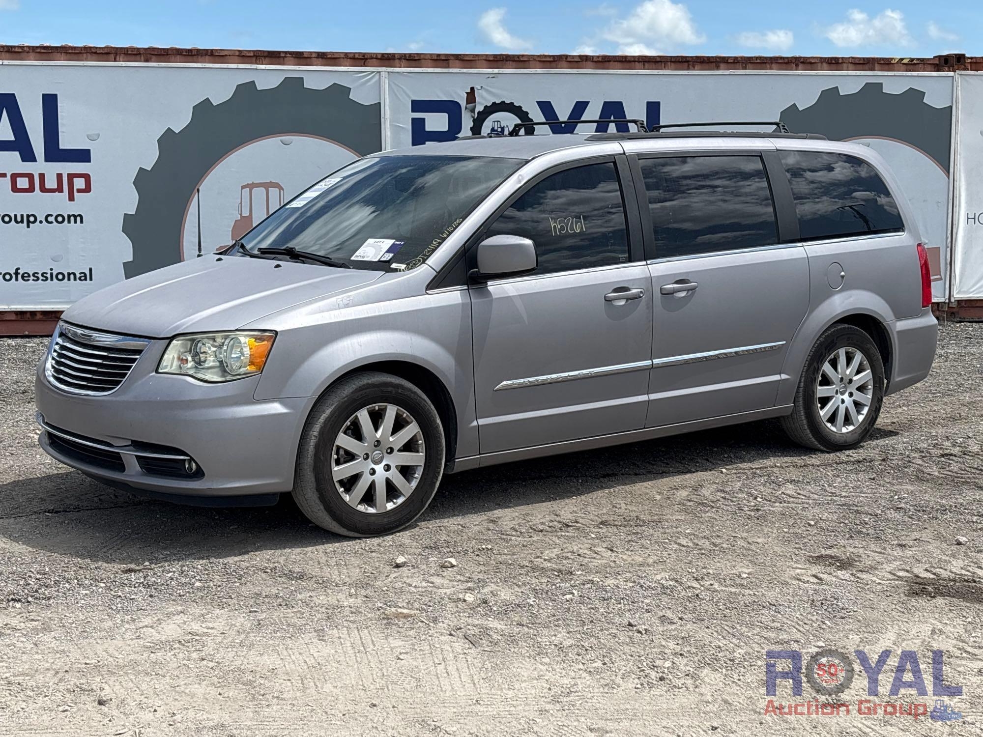 2013 Chrysler Town and Country Van (A50324)