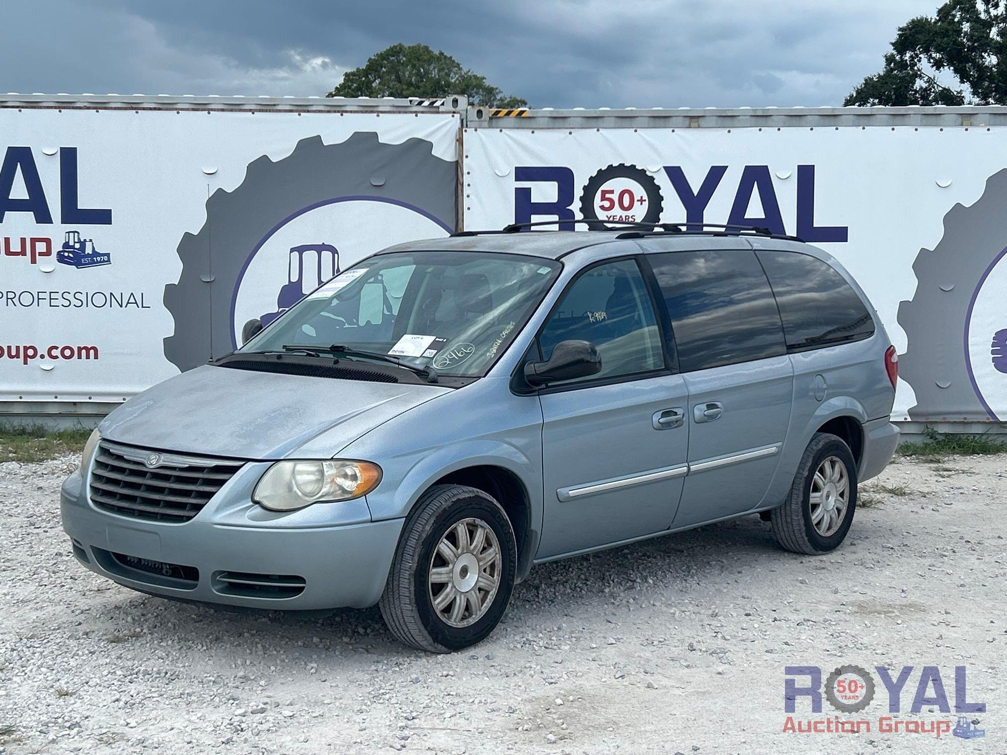 2006 Chrysler Town and Country Van (A51694)