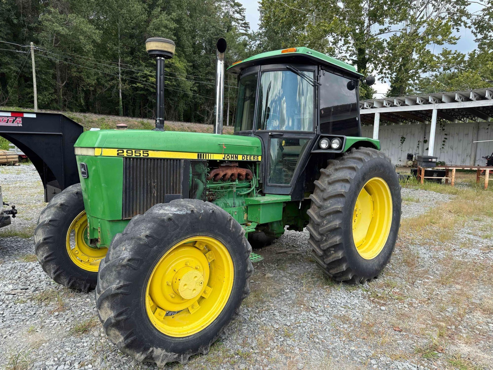 John Deere 2955 Cab Tractor (A51573)