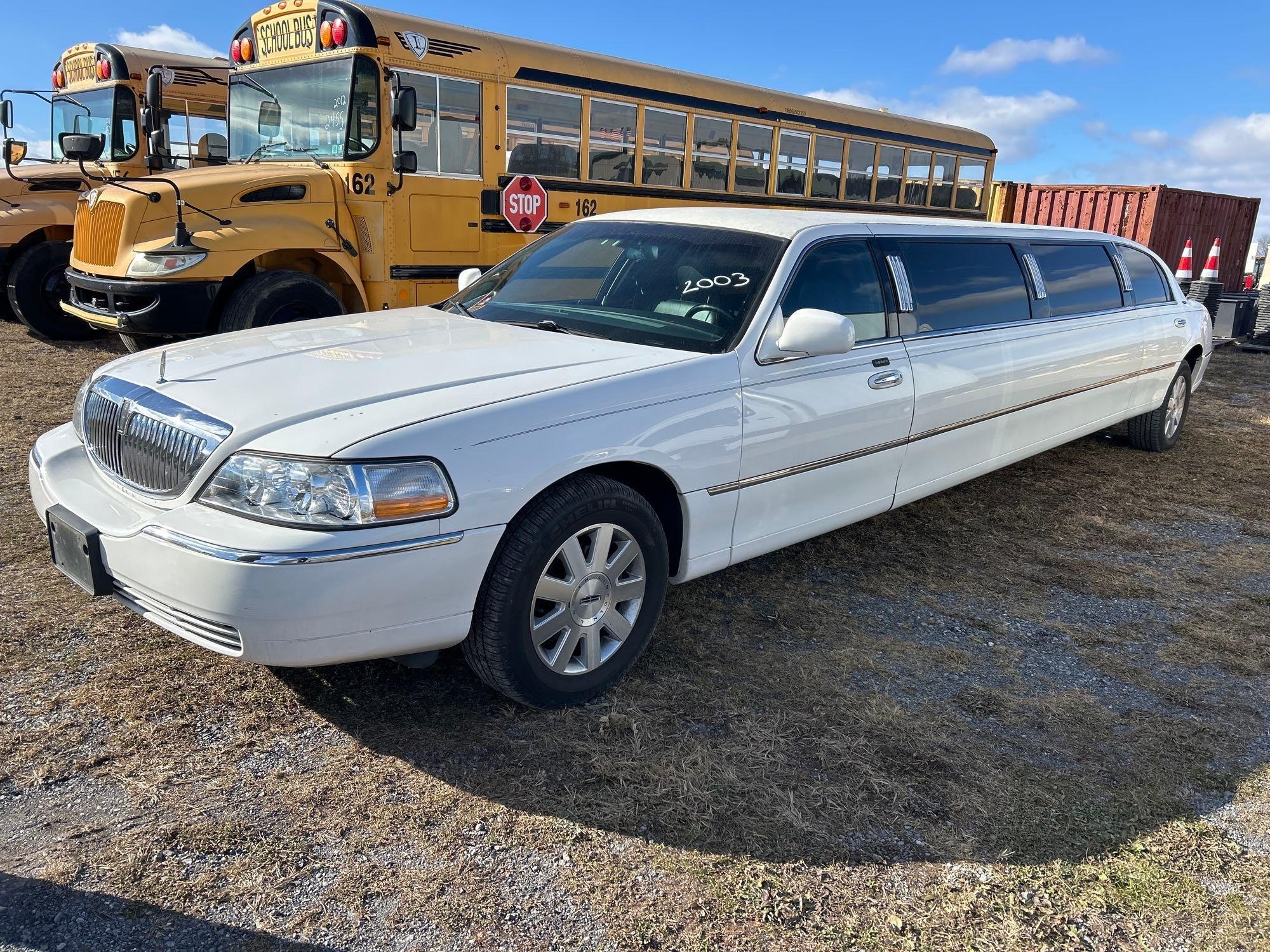 2003 Lincoln Town Car Limo (A55272)