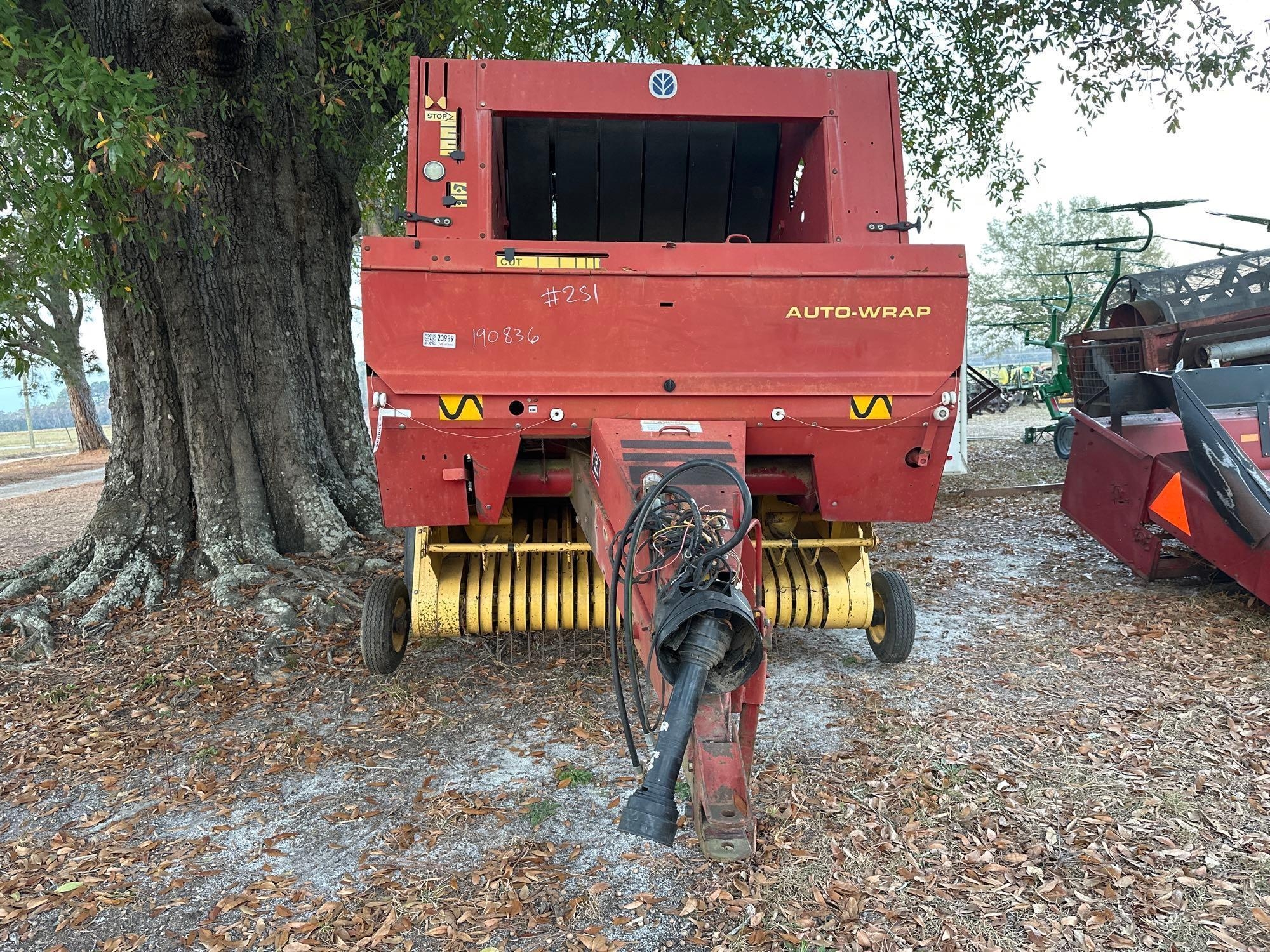 NEW HOLLAND 648 ROUND BALER (A52708)