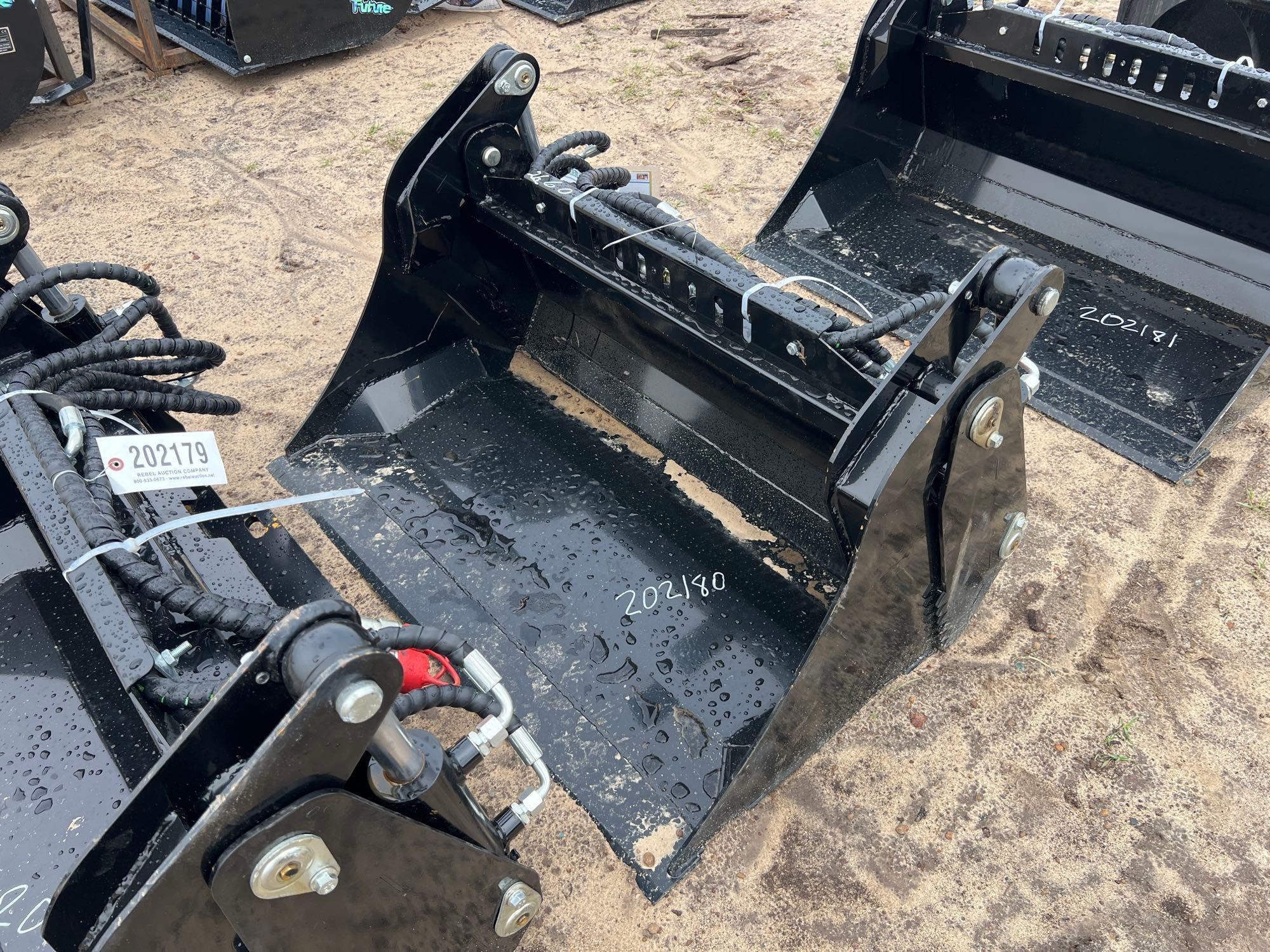 UNUSED FUTURE XKH39 - 39" MINI HYD 4N1 BUCKET (A54757)
